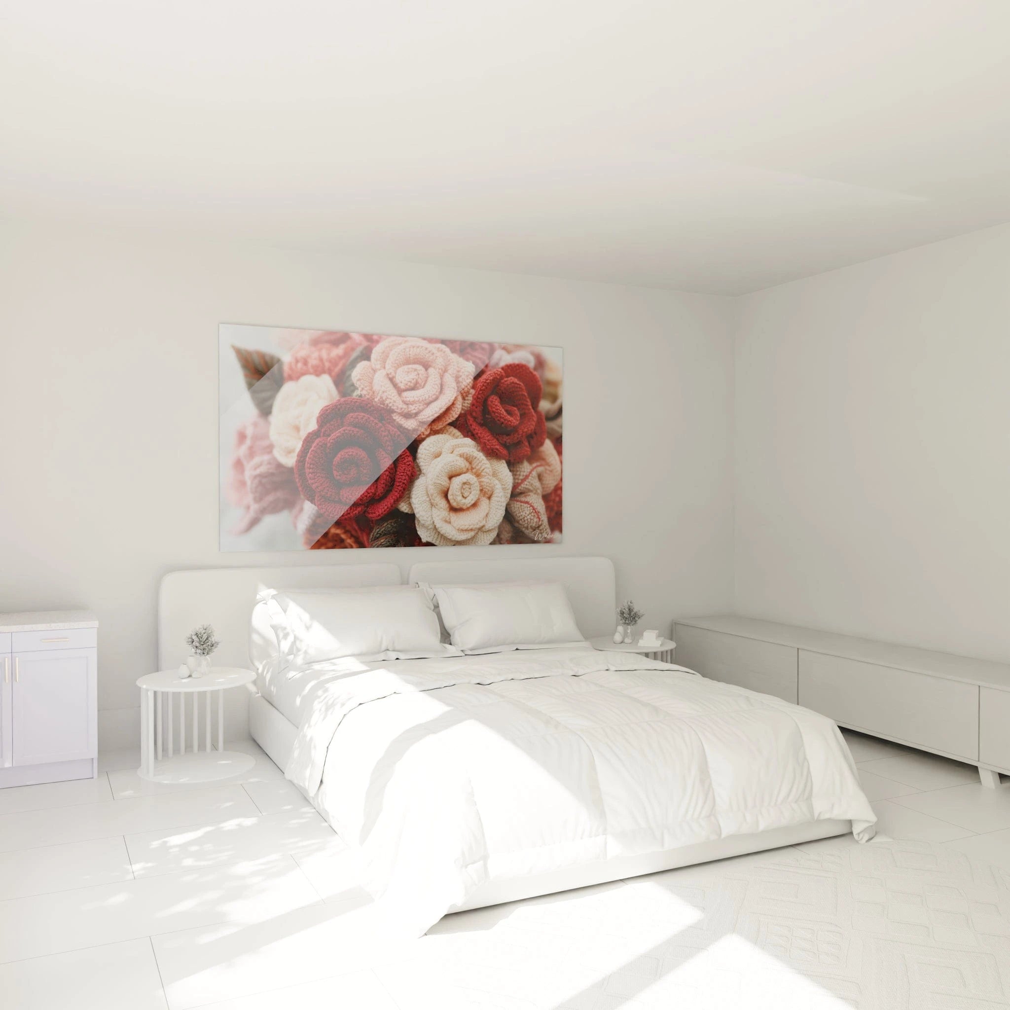 Un tableau décoratif composé de roses au crochet méticuleusement travaillées, associant des teintes de rouge bordeaux, rose pâle et blanc ivoire, où chaque fleur révèle un travail artisanal minutieux avec des volumes et textures prononcés.
