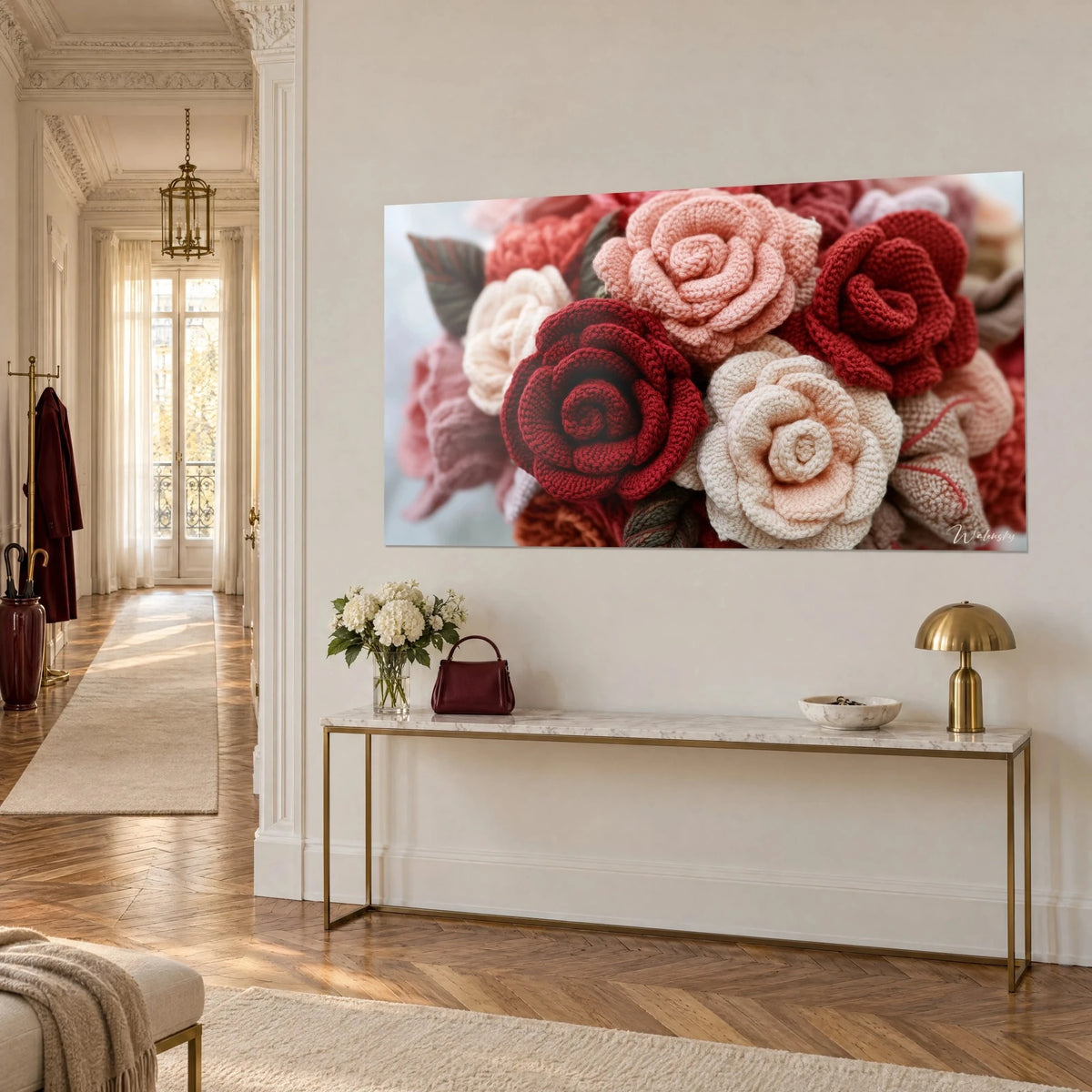 Gemälde gestrickte Rosen aus Wolle, scharlachrote und cremefarbene eingerollte Herzen, grüne Salbeiblätter, über einer vergoldeten Konsole aufgehängt