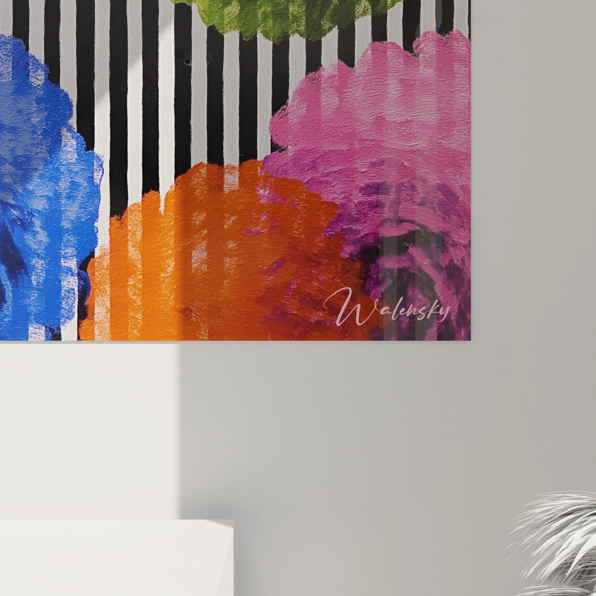 Tableau op art fleurs Walensky montrant fleurs colorées peintes sur fond de rayures noires et blanches style contemporain mural