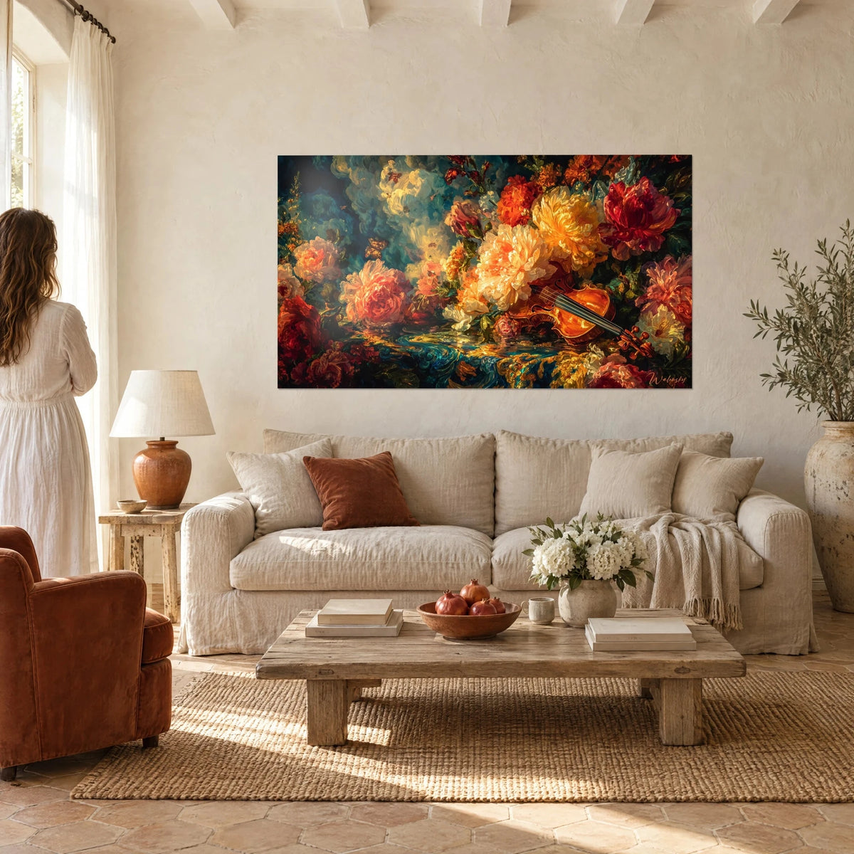 Gemälde mit leuchtenden Pfingstrosen um eine kupferfarbene Geige, Karmesinrot und Safrangelb, über einem Sofa in einem hellen Wohnzimmer