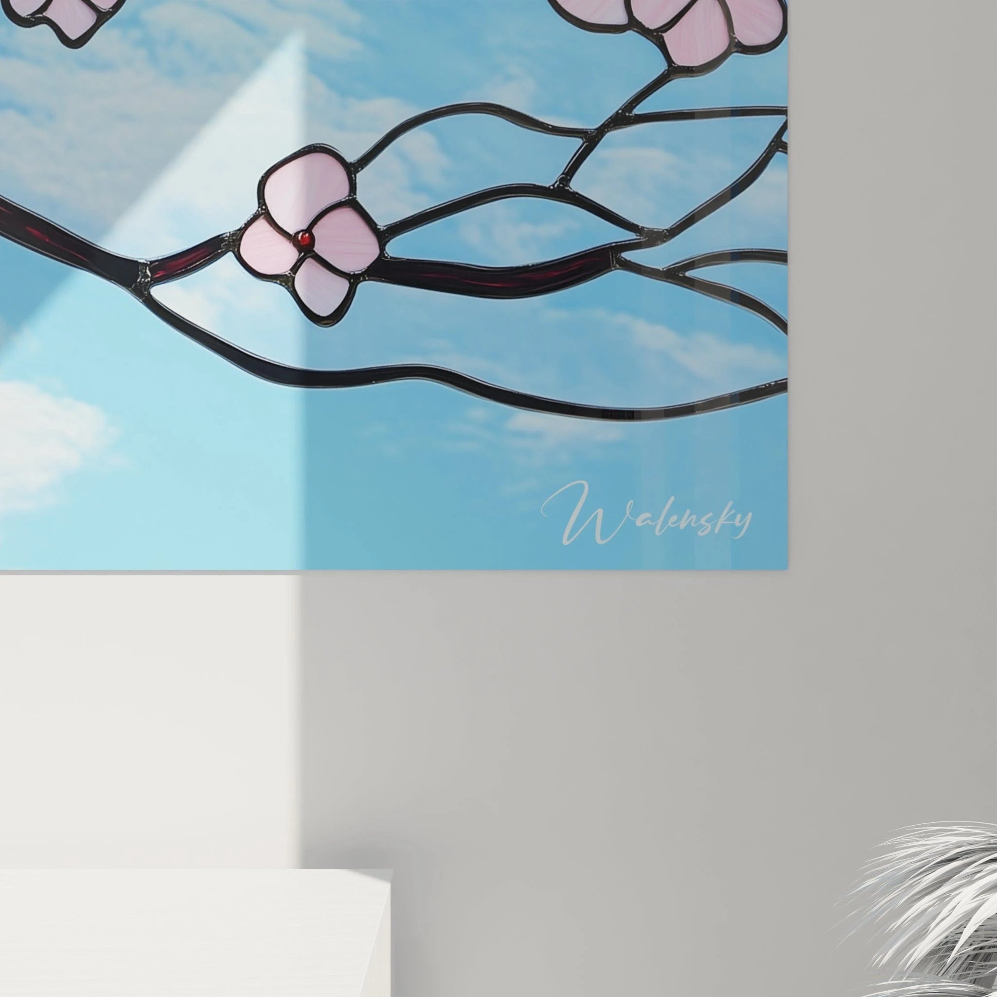 Un tableau décoratif de style vitrail illustrant les branches courbées d'un cerisier en fleurs avec des pétales roses délicats, des contours foncés marqués et un arrière-plan bleu azur évoquant un ciel printanier.
