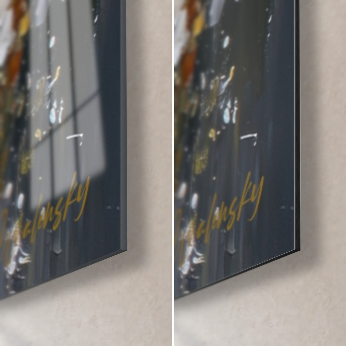 Schilderij ivoren en gouden bloemen, rechtsonder: glanzend glas dat het raam weerspiegelt, mat grijs Dibond, gouden signatuur