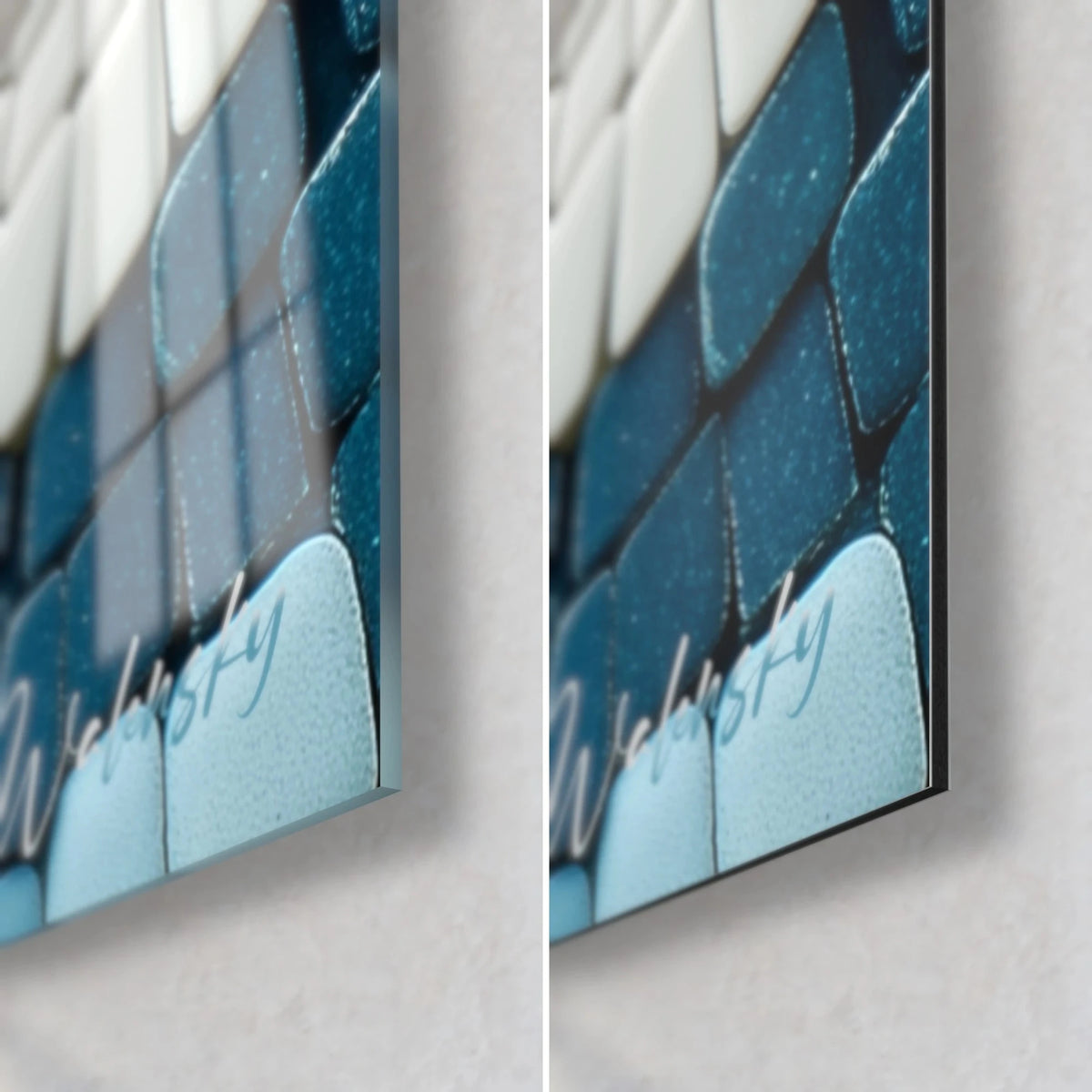 Quadro mosaico di tessere blu navy e azzurre, angolo in basso a destra: vetro lucido riflettente, alluminio Dibond opaco, spessore 3 mm