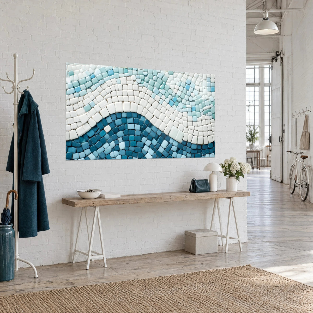 Quadro onda di ceramica bianca che ondeggia su tessere blu anatra e turchese, vista di tre quarti su un muro di mattoni