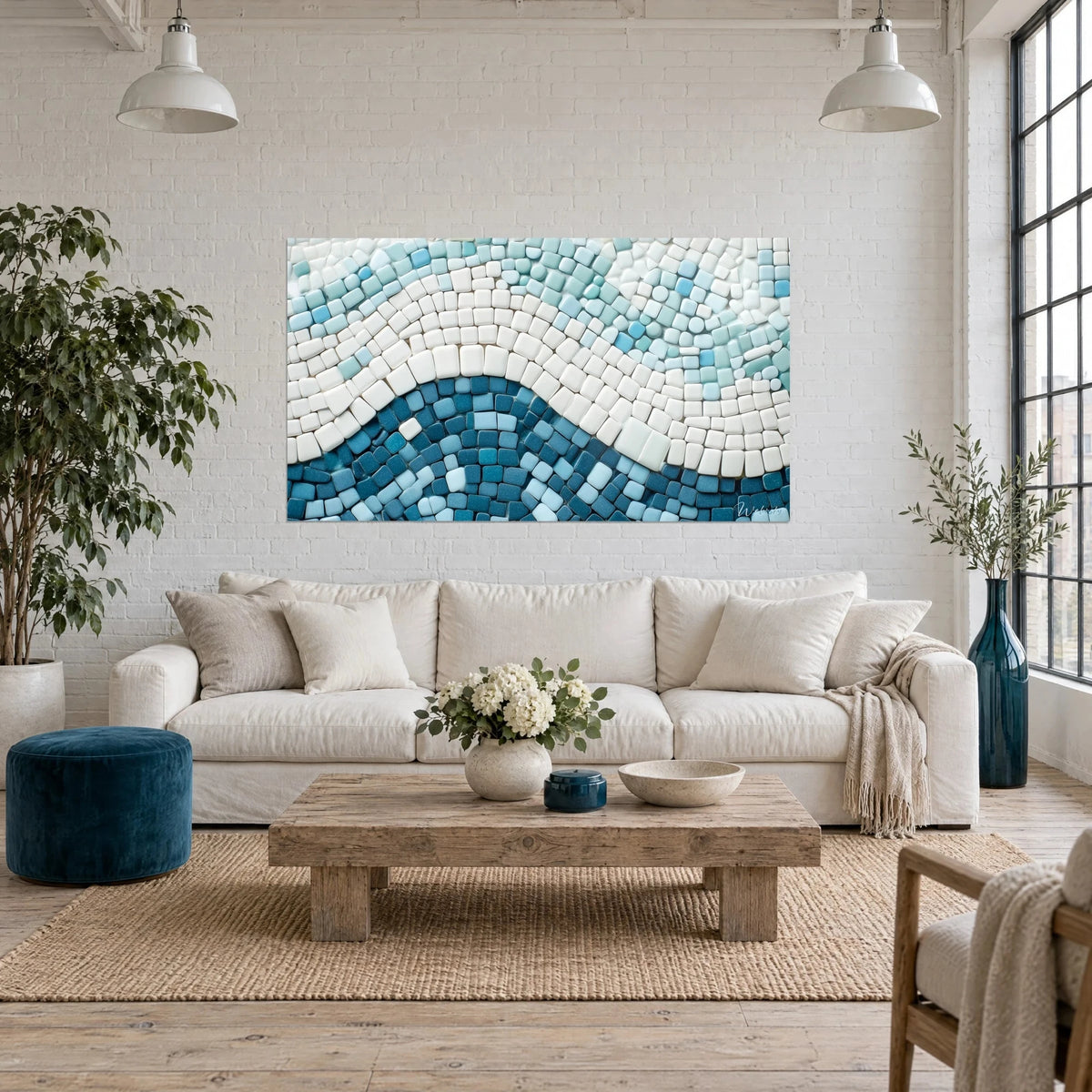 Quadro mosaico ondulato color avorio su fondo blu petrolio, tessere quadrate lisce, sopra un divano in un soggiorno luminoso