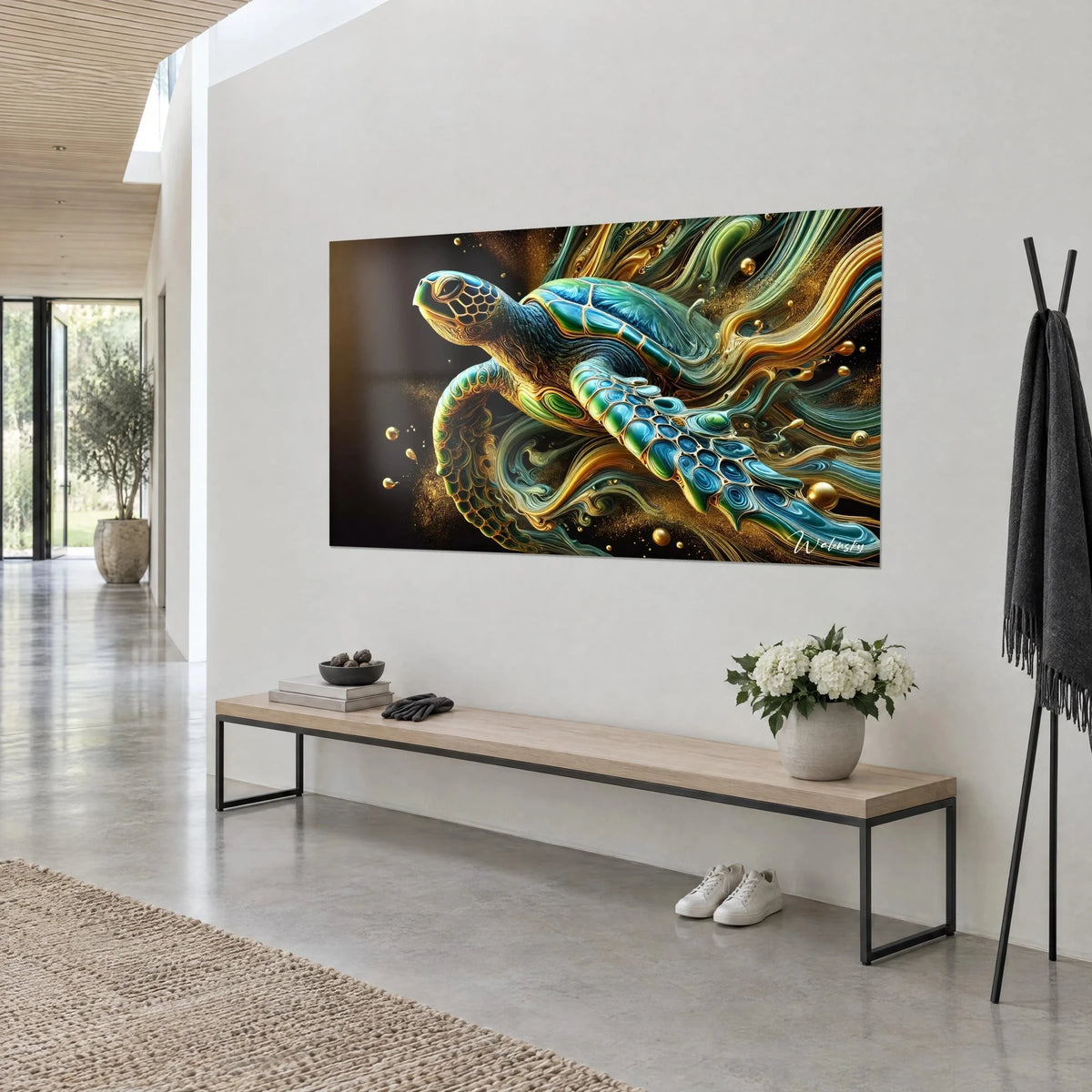 Cuadro reptil acuático con caparazón azul cobalto ribeteado de oro, aletas esculpidas sobre fondo negro, pared blanca y banco de madera