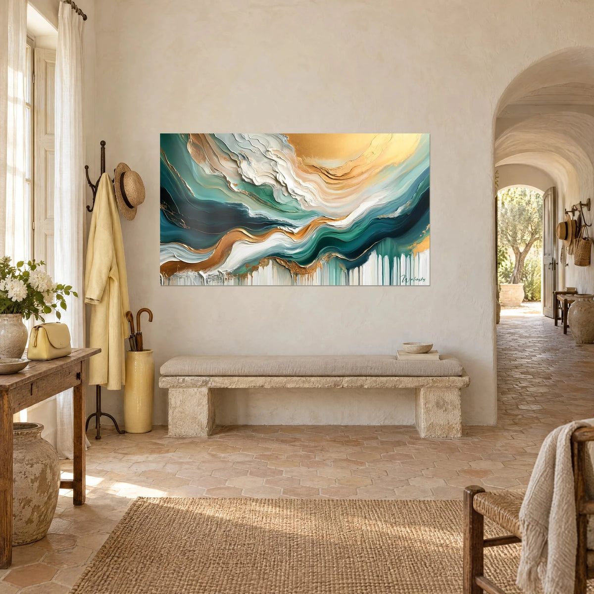 Schilderij met abstracte turquoise en gouden golven, witte druipsporen onderaan, opgehangen boven een stenen bank in een Provençaals landhuis