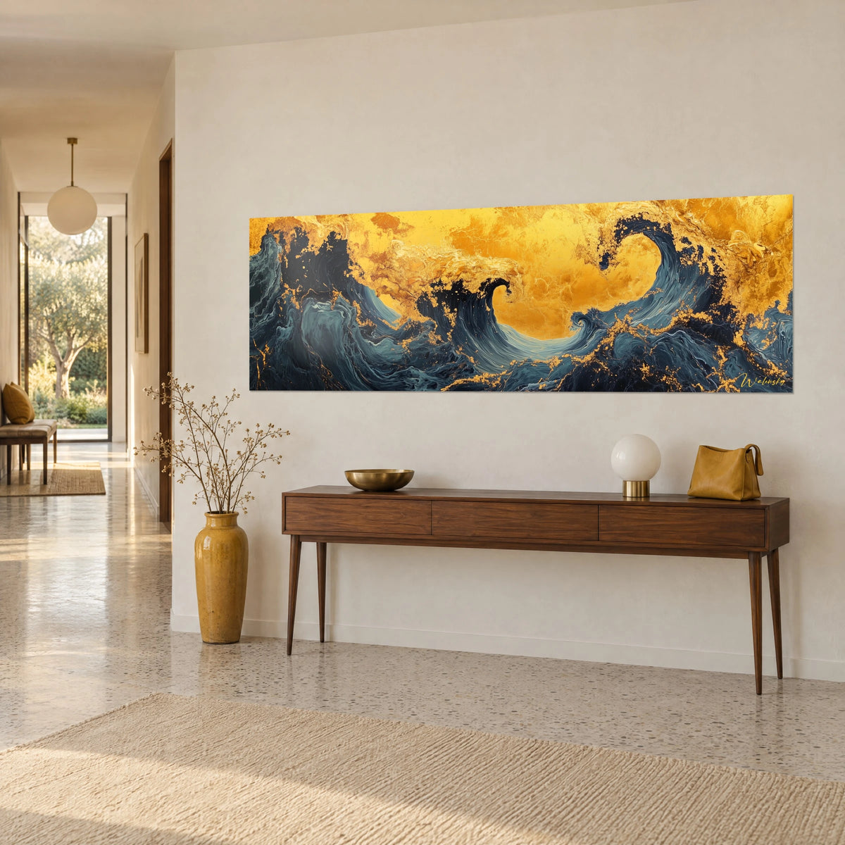 Cuadro panorámico de espuma azul medianoche rompiendo bajo un sol amarillo azafrán, líneas doradas, sobre una pared crema encima de una consola