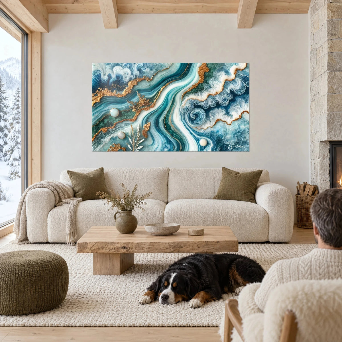 Tableau veines d'agate bleu turquoise et dorées sur un mur blanc, tourbillons d'écume nacrée, au-dessus d'un canapé dans un salon lumineux