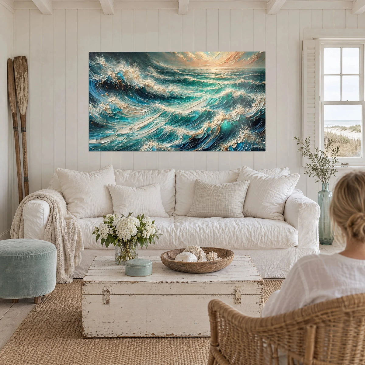 Schilderij schuimende turquoise golf onder koraalkleurige lucht, dikke ivoorkleurige kammen, boven een bank in een lichte woonkamer