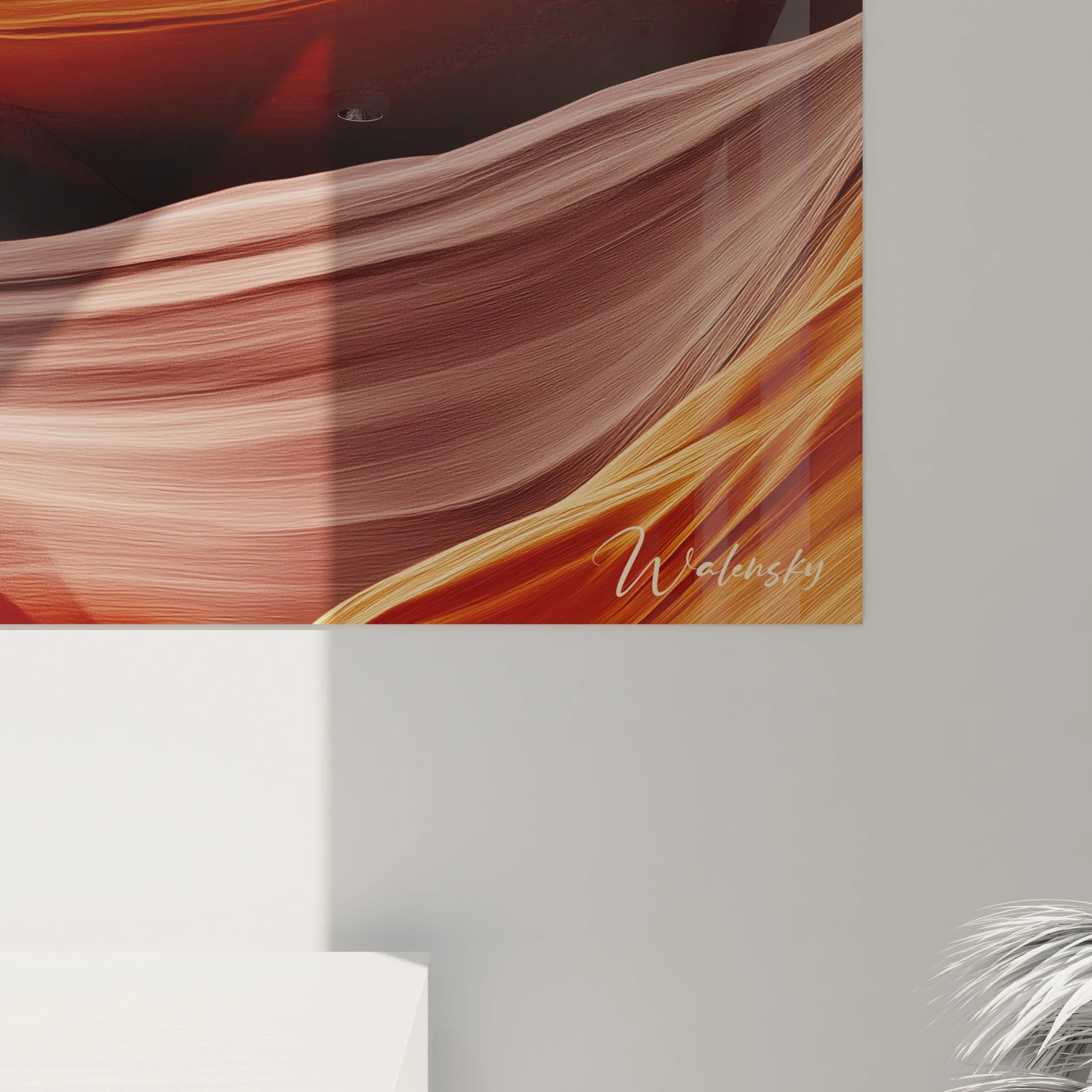 Un tableau paysage dévoile l'architecture naturelle d'un canyon avec des lignes fluides et organiques, où les teintes chaudes d'ambre, rouge et beige s'entrelacent pour former des vagues pétrifiées aux textures soyeuses et aux courbes harmonieuses sculptées par le temps.
