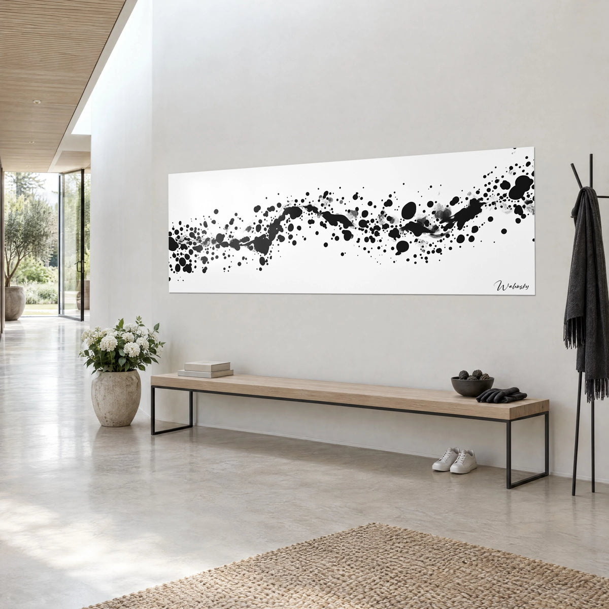 Cuadro de regueros de gotas color ébano y velos de pigmento gris sobre fondo marfil, banco de madera clara, chaquetas negras, sala amplia