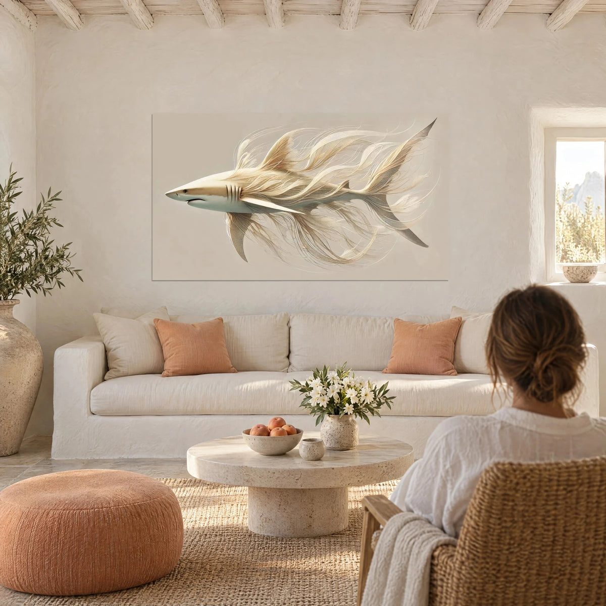 Tableau requin blanc aux nageoires de plumes beige sable, fond taupe, au-dessus d'un canapé dans un salon lumineux