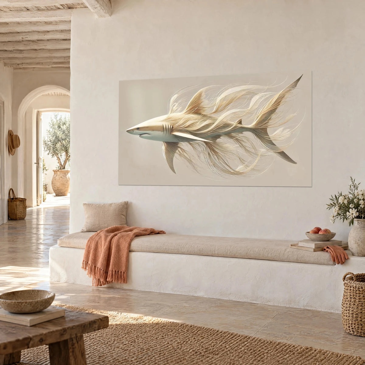 Tableau squale ivoire aux longs filaments dorés flottants sur fond grège, mur blanc, banquette en méditerranée