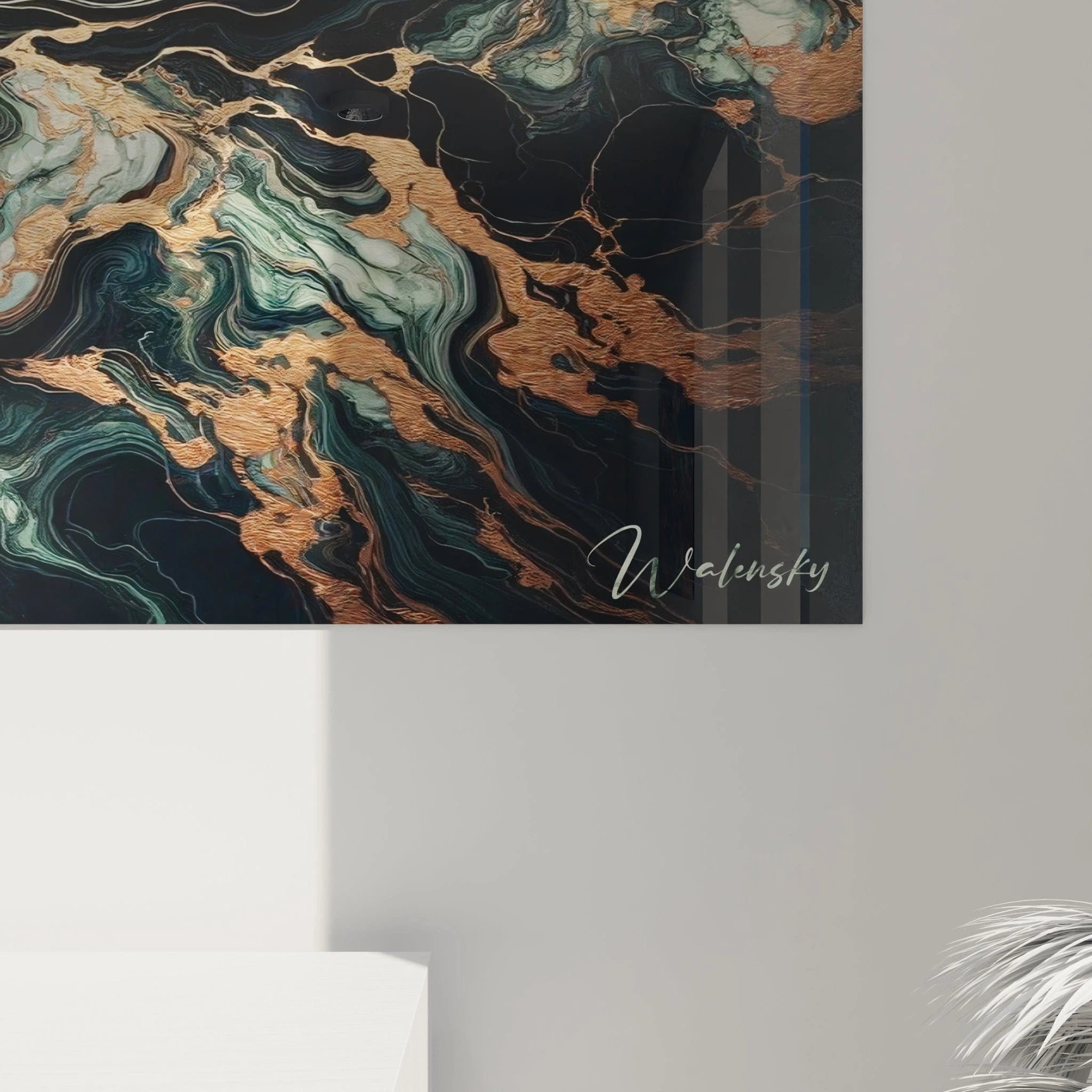 Tableau abstrait présentant une texture marmoréenne avec réseaux métalliques. Spectre limité au noir profond, vert foncé et menthe pâle avec veines or cuivré. Technique évoquant des minéraux en fusion avec couches stratifiées et failles brillantes. Composition horizontale de flux parallèles ondulants traversés de filons dorés créant un effet de luxe naturel.
