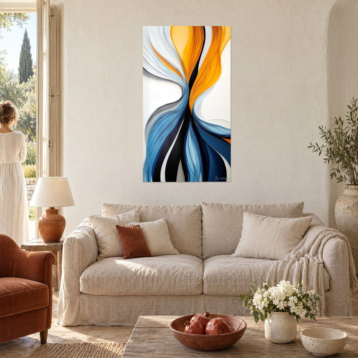 Schilderij met golvend oranje en blauw lint op witte achtergrond, zwarte kern in het midden, twee personen van achteren, boven een bank in een lichte woonkamer