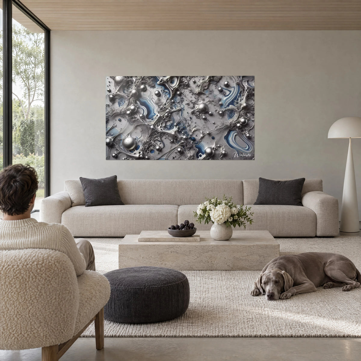 Schilderij met glanzende stalen bollen op een parelgrijze achtergrond, wervelende marineblauwe aders, boven een bank in een lichte woonkamer