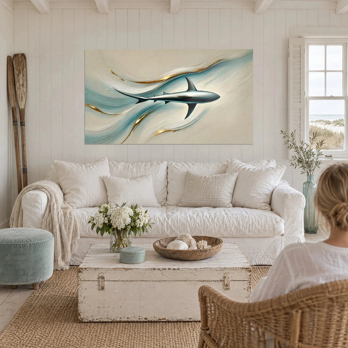 Gemälde silbriger Hai, der über glacierblaue und cremefarbene Wellen gleitet, goldene Linien, über einem Sofa in einem hellen Wohnzimmer