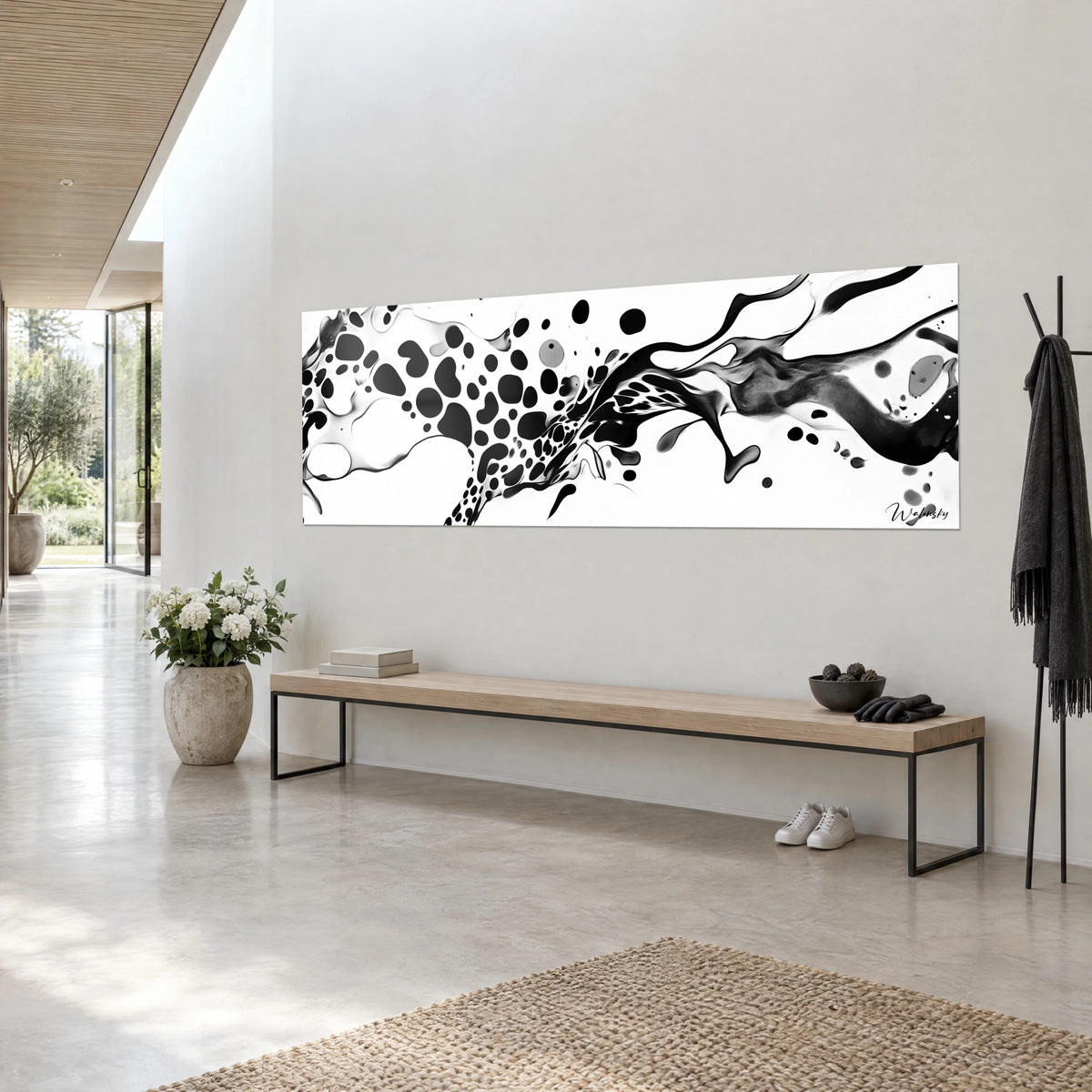 Quadro panoramico di macchie di leopardo nere con colature fluide su bianco brillante, panca in legno chiaro, vista di tre quarti