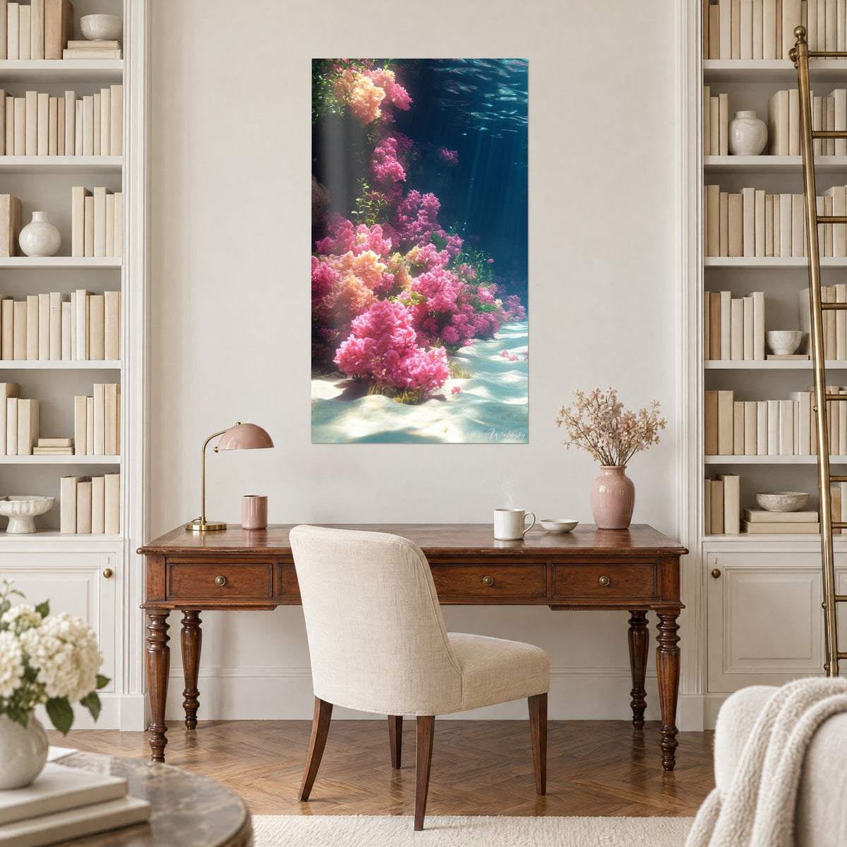 Schilderij onderwatertuin met fuchsia en zalmkleurige koralen, golvend wit zand, opgehangen tussen twee boekenkasten boven een houten bureau