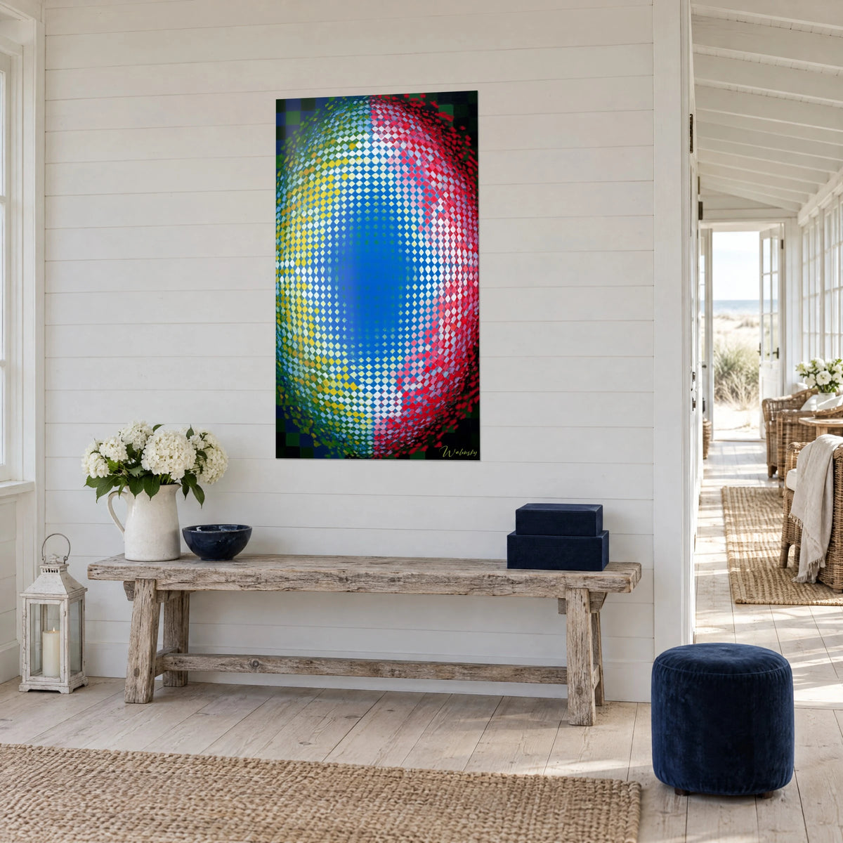 Cuadro de ilusión óptica en tablero de ajedrez vibrante, corazón azul cobalto y bordes rosas y verdes, sobre pared de listones blancos estilo costero