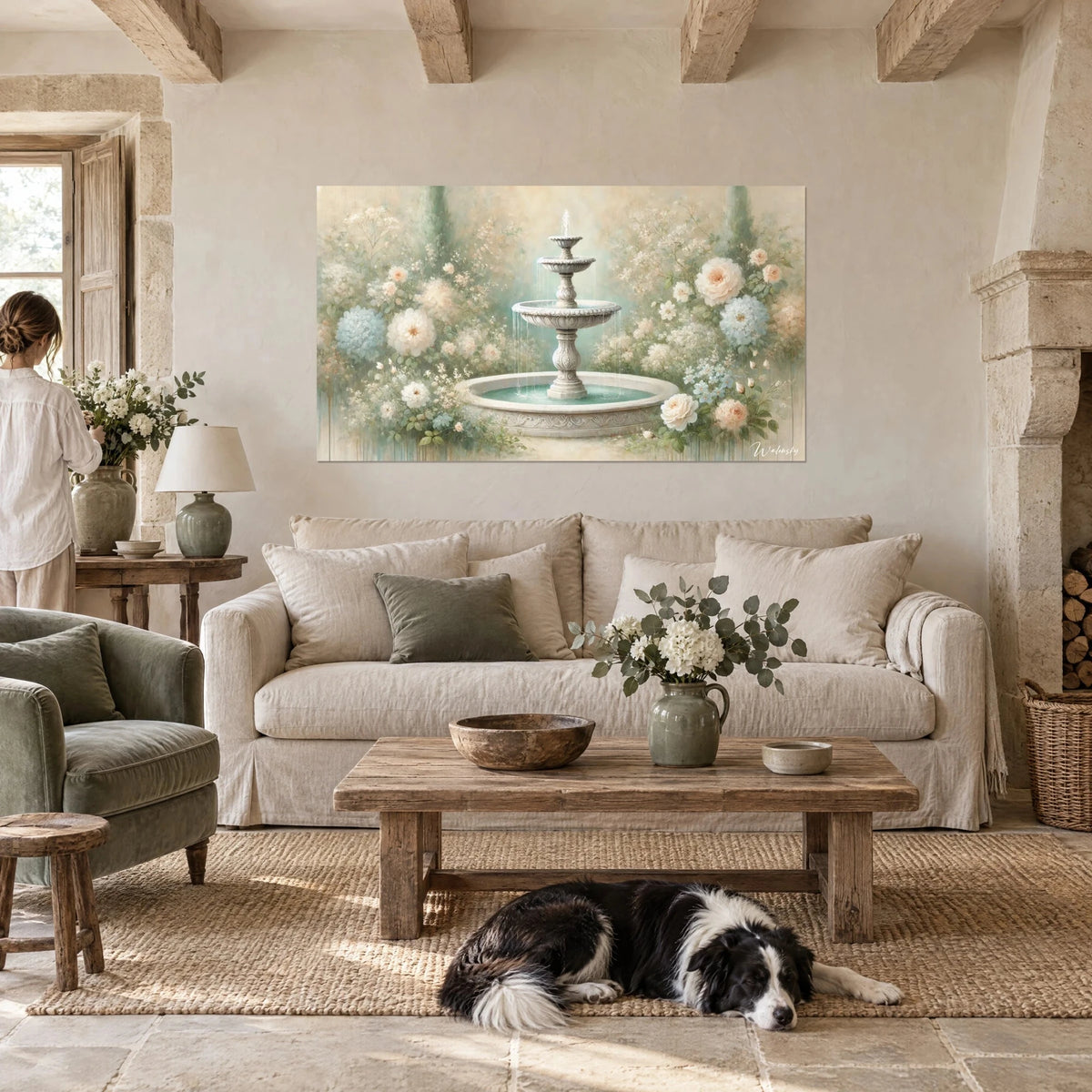 Gemälde Steinbrunnen mit zwei Becken, cremefarbene Rosen und blaue Hortensien, liegender Collie, über einem Sofa in einem hellen Wohnzimmer