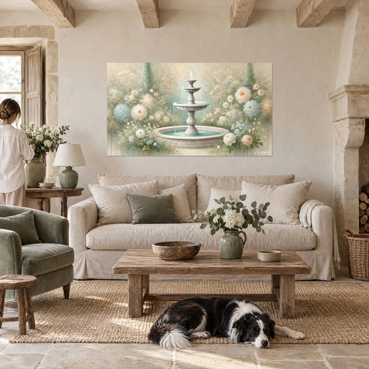 Tableau fontaine de pierre à deux vasques, roses crème et hortensias bleus, collie couché, au-dessus d'un canapé dans un salon lumineux