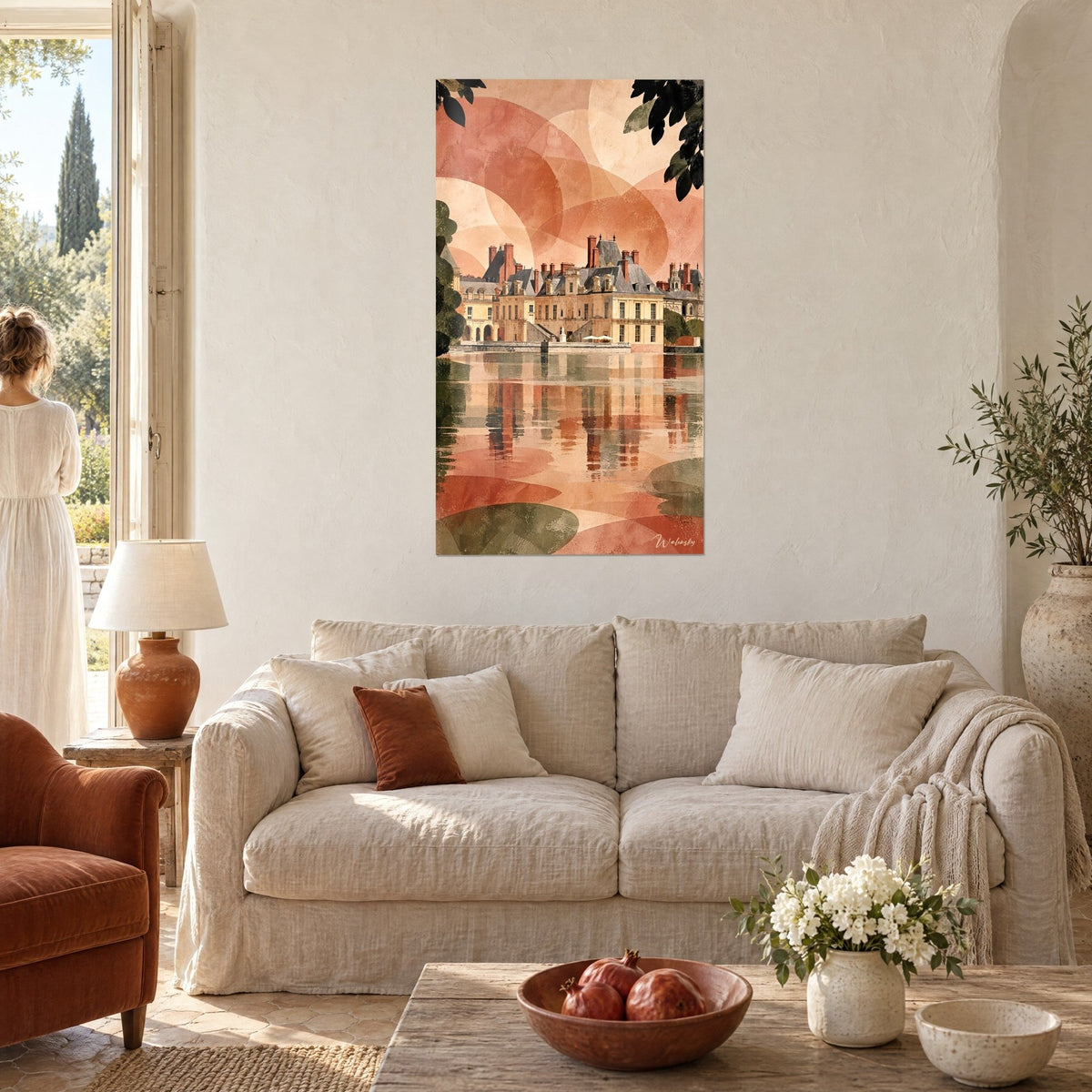 Quadro castello rinascimentale con tetti in ardesia riflesso nello stagno, corallo e cachi, sopra un divano in un soggiorno luminoso