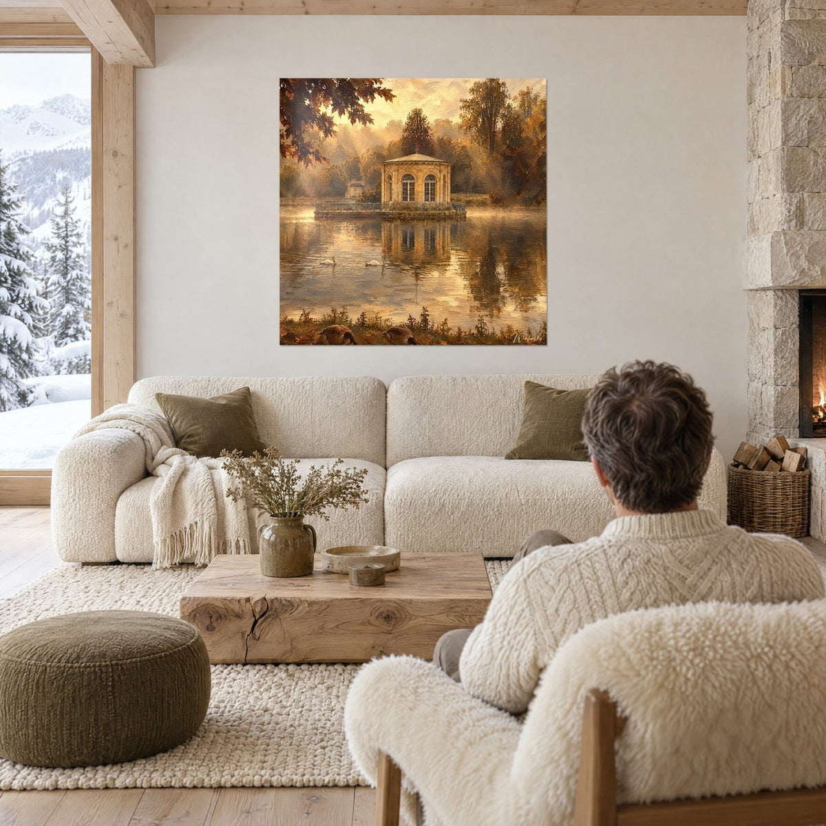 Gemälde eines achteckigen Pavillons aus hellem Stein an einem ockergoldenen Teich im Herbstnebel, über einem Sofa in einem hellen Wohnzimmer