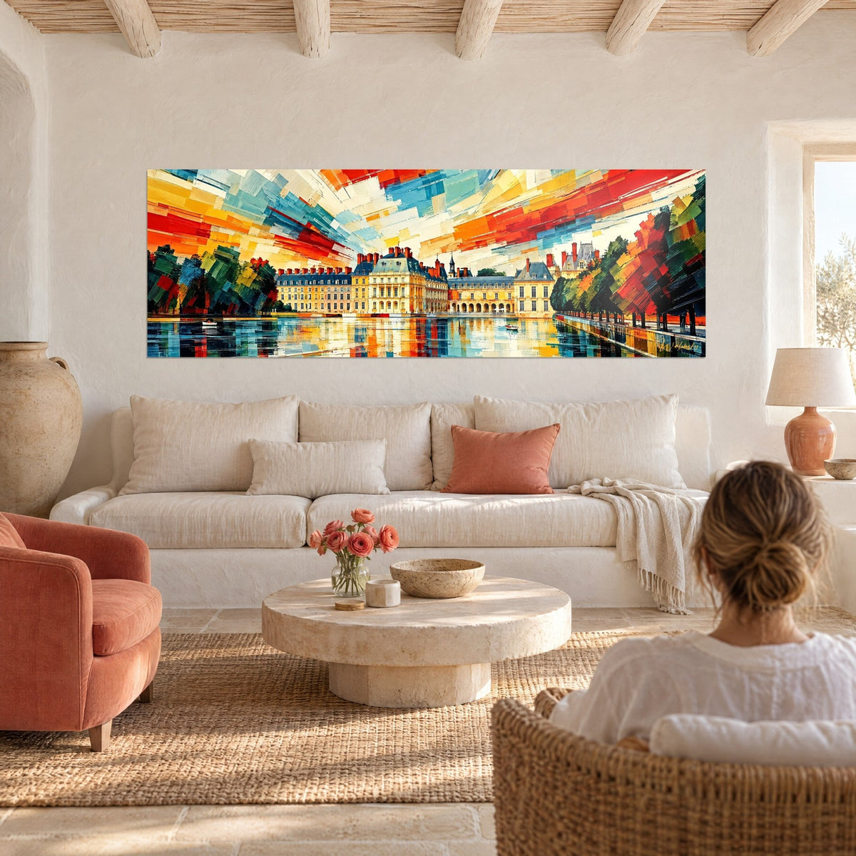 Gemälde Schloss in Goldtönen, das sich im Teich spiegelt, Himmel in Rot und Türkis mit pastosen Spachtelstrichen, über einem Sofa in einem hellen Wohnzimmer