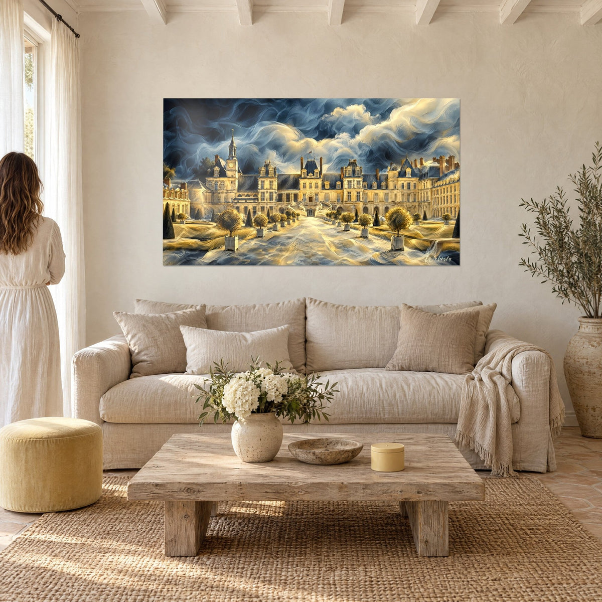 Quadro castello rinascimentale dalle facciate dorate sotto nuvole blu notte, topiarie in vaso, sopra un divano in un soggiorno luminoso