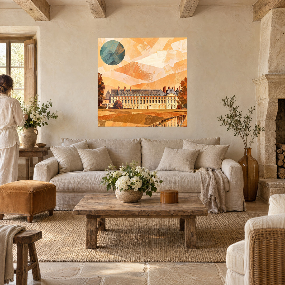 Gemälde Schloss im Stil Ludwigs XIII. in Orangetönen, graues Schieferdach und türkisfarbener Mond, Rückenansicht einer Person, über einem Sofa in einem hellen Wohnzimmer