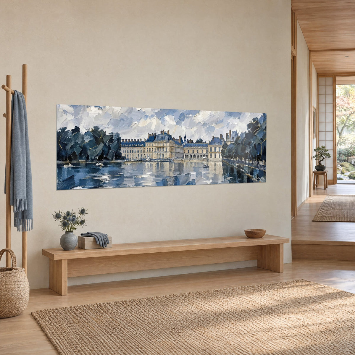Gemälde beiger Steinpalast, der auf stahlblauem Wasser schimmert, verstreute Boote, Ansicht aus dreiviertel Perspektive auf eine cremefarbene Wand und eine Holzbank