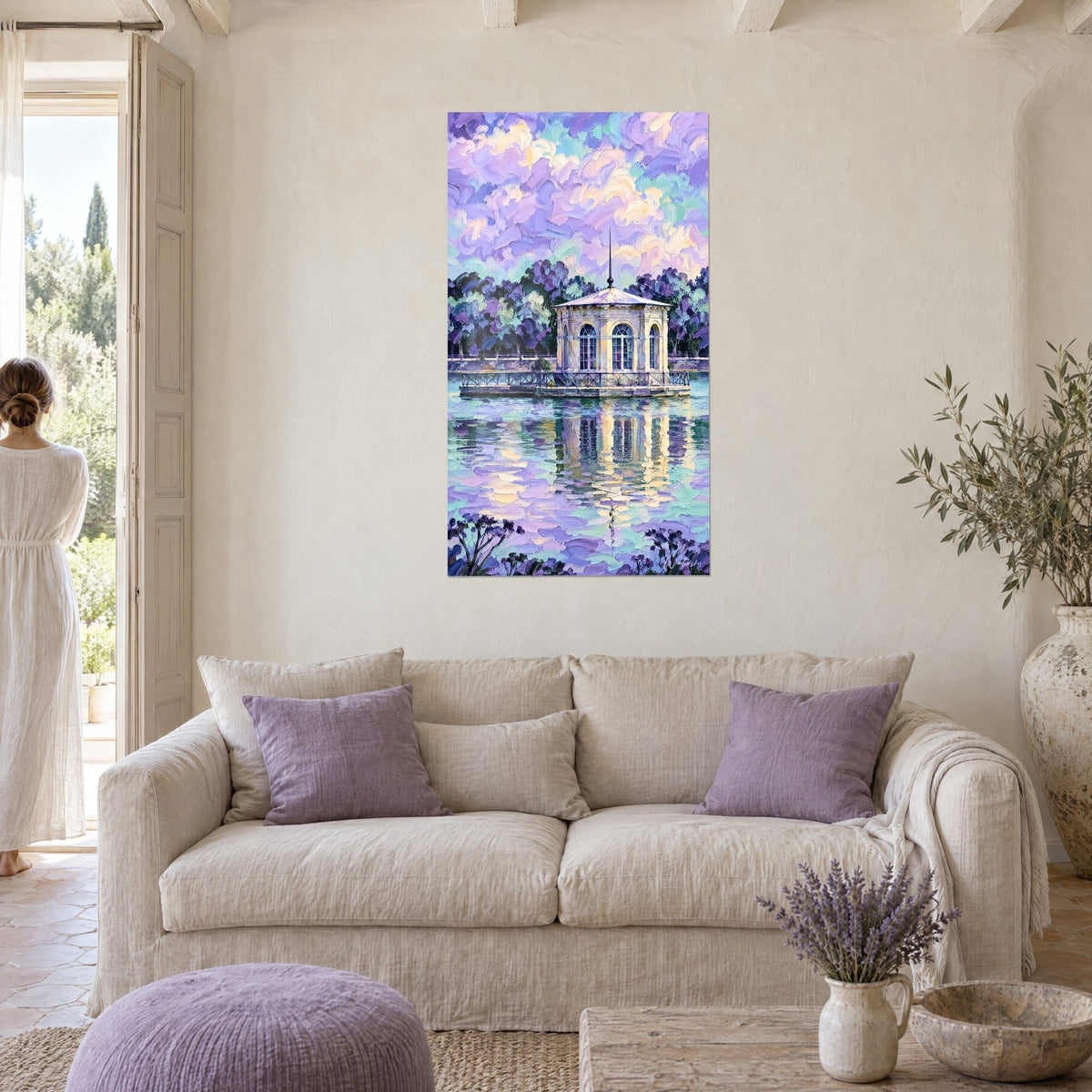 Quadro Padiglione ottagonale con riflesso di stagno, nuvole malva e turchesi, sopra un divano di lino in un soggiorno luminoso di un mas provenzale