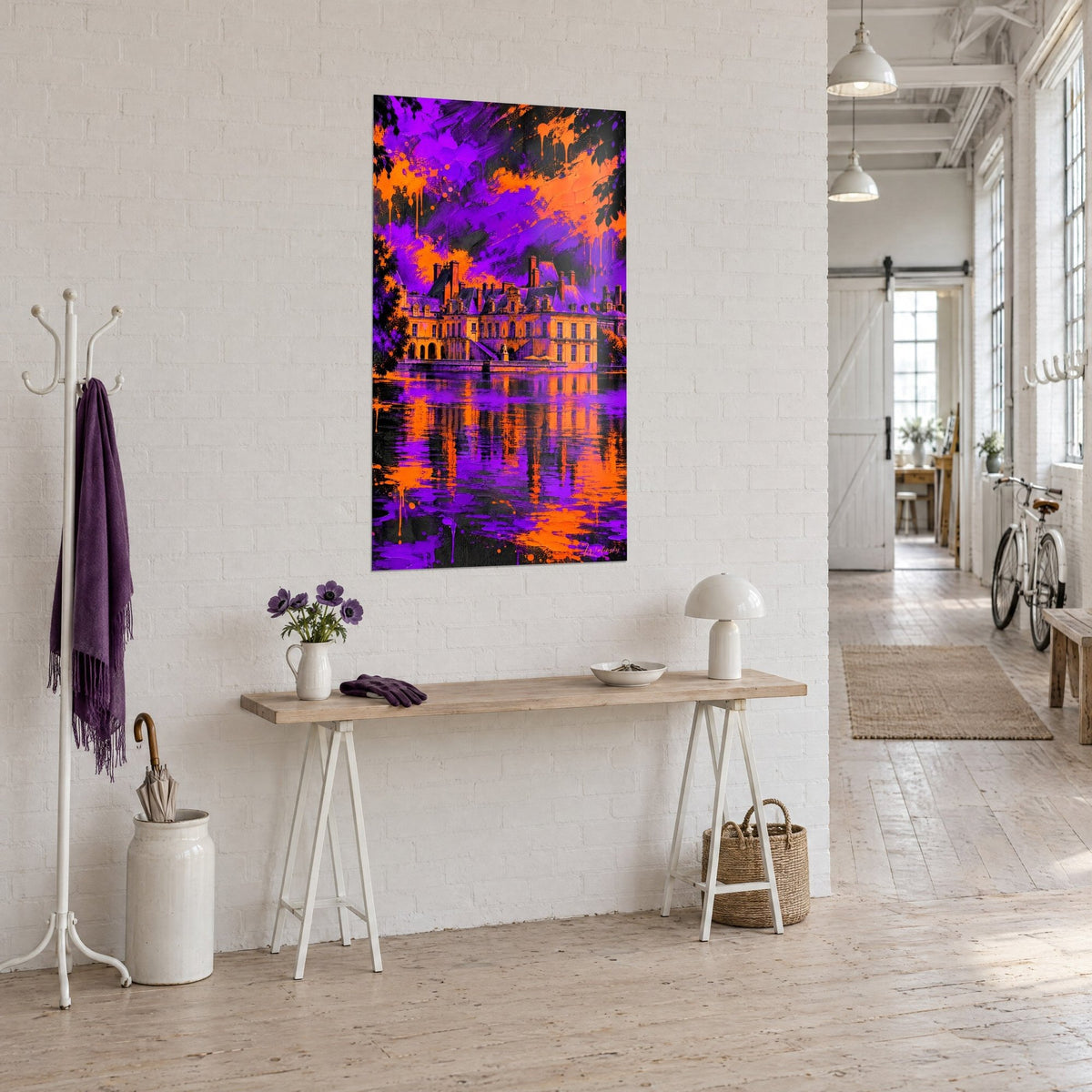 Quadro palazzo rinascimentale dorato di fronte all'acqua, schizzi arancio e viola, su un muro di mattoni bianchi di un loft