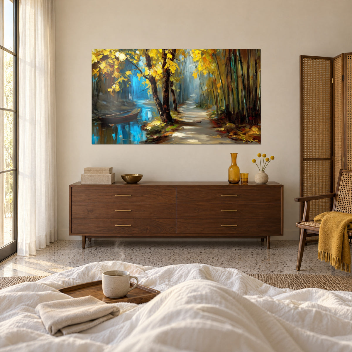 Schilderij blauwige rivier onder bomen met gele bladeren, licht pad en roestkleurige boot, boven een bed in een lichte slaapkamer