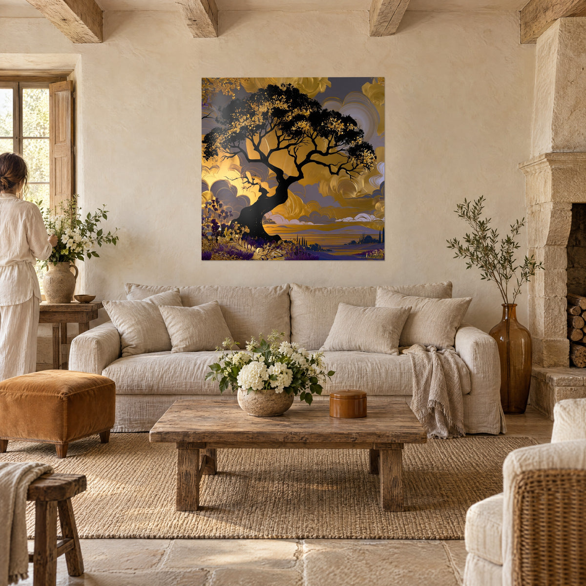 Tableau arbre noir au feuillage pailleté d'or, ciel ocre et gris, accroché au-dessus d'un canapé dans un salon lumineux
