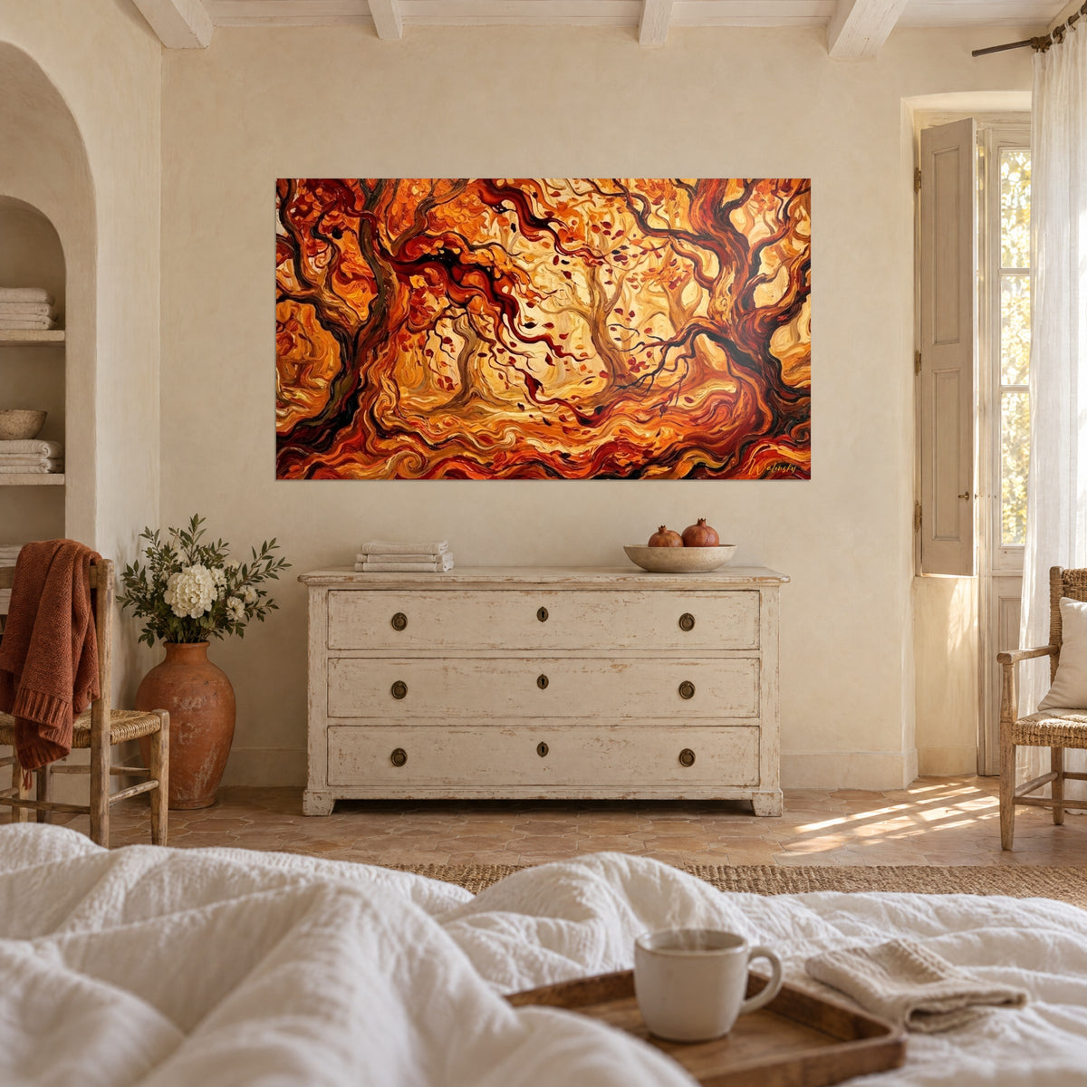 Tableau bois d'automne aux écorces brun sombre et flammes orangées, coups de pinceau épais, au-dessus d'un lit dans une chambre claire