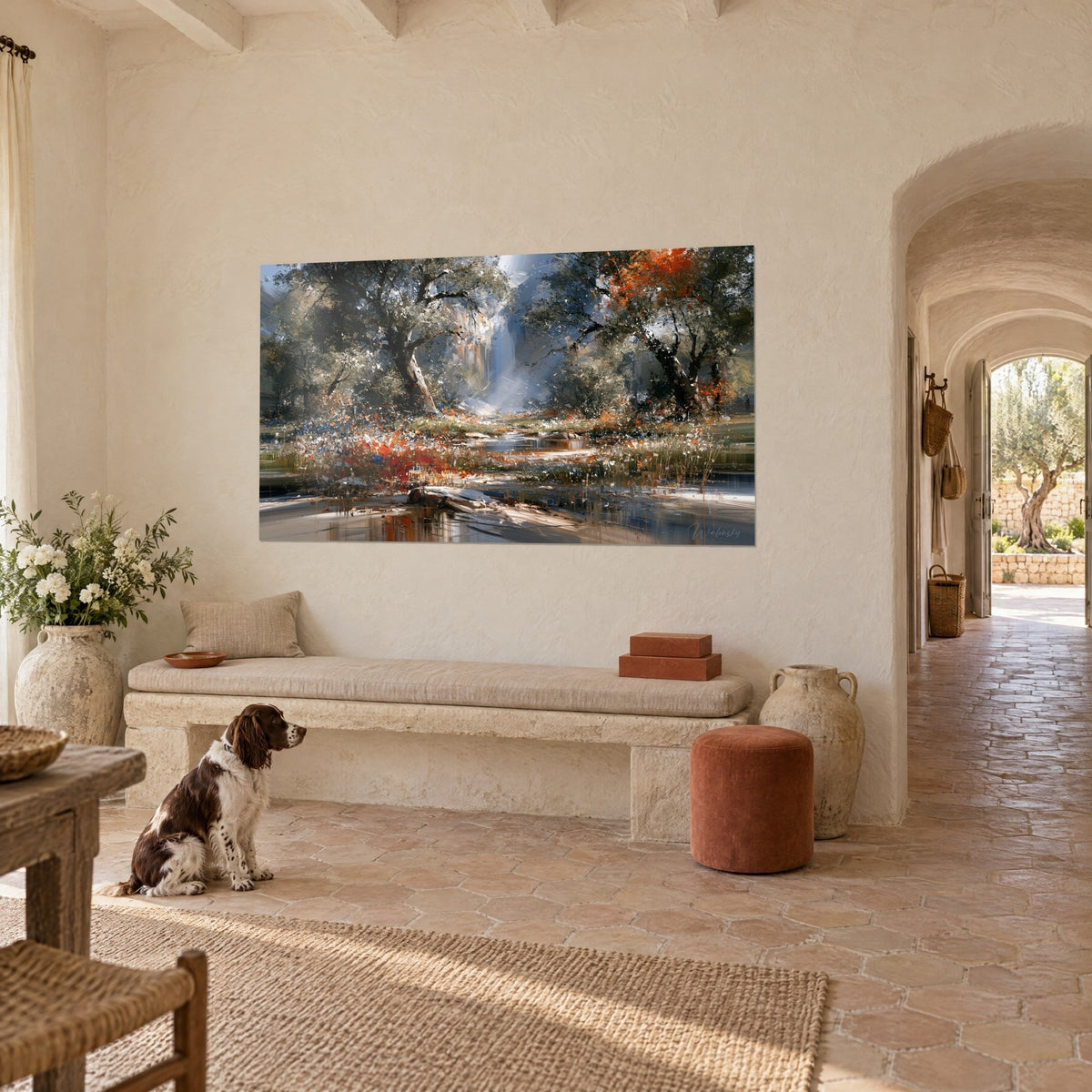 Quadro radura autunnale, tronchi grigi e fogliame ramato, raggi di luce, di fronte a uno spaniel in un casolare provenzale