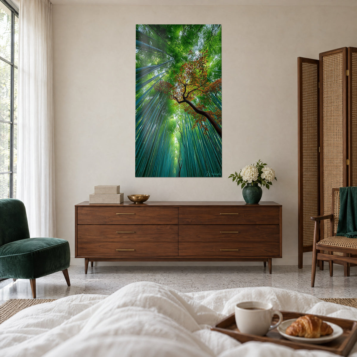 Quadro acero color ruggine che svetta tra gli alti steli verdi di bambù, parete crema, sopra un letto in una camera luminosa