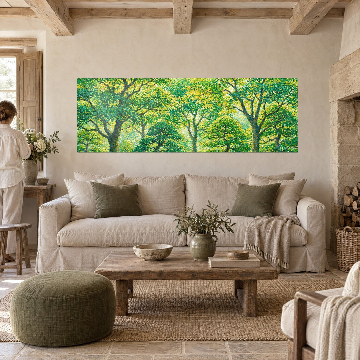 Gemälde Eichen im Pointillismus, Smaragdgrün und Zitronengelb, funkelndes Laub, über einem Sofa in einem hellen Wohnzimmer