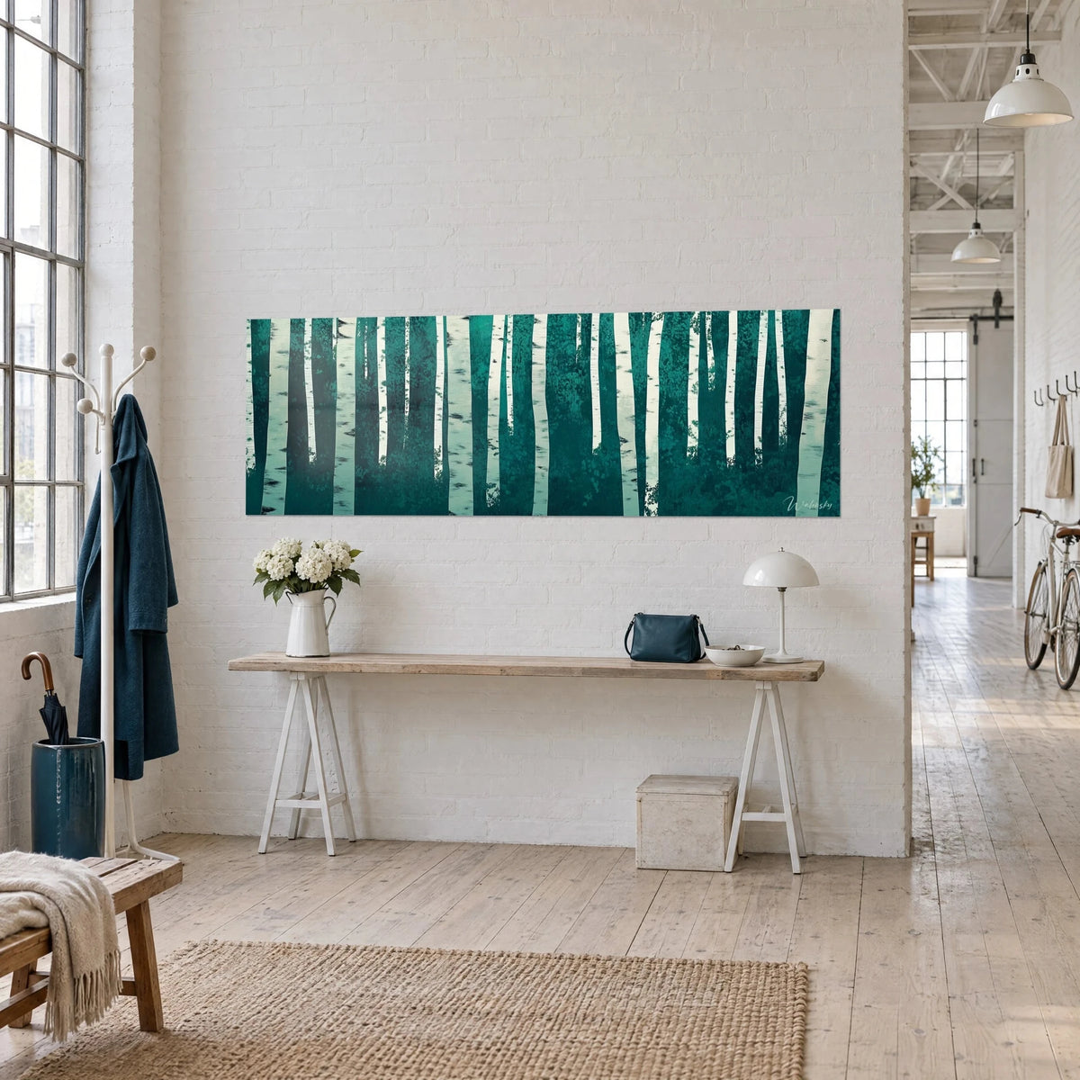 Tableau futaie de troncs élancés vert canard et blanc crème, feuillage en taches sombres, vu de trois-quarts dans un loft d'artiste