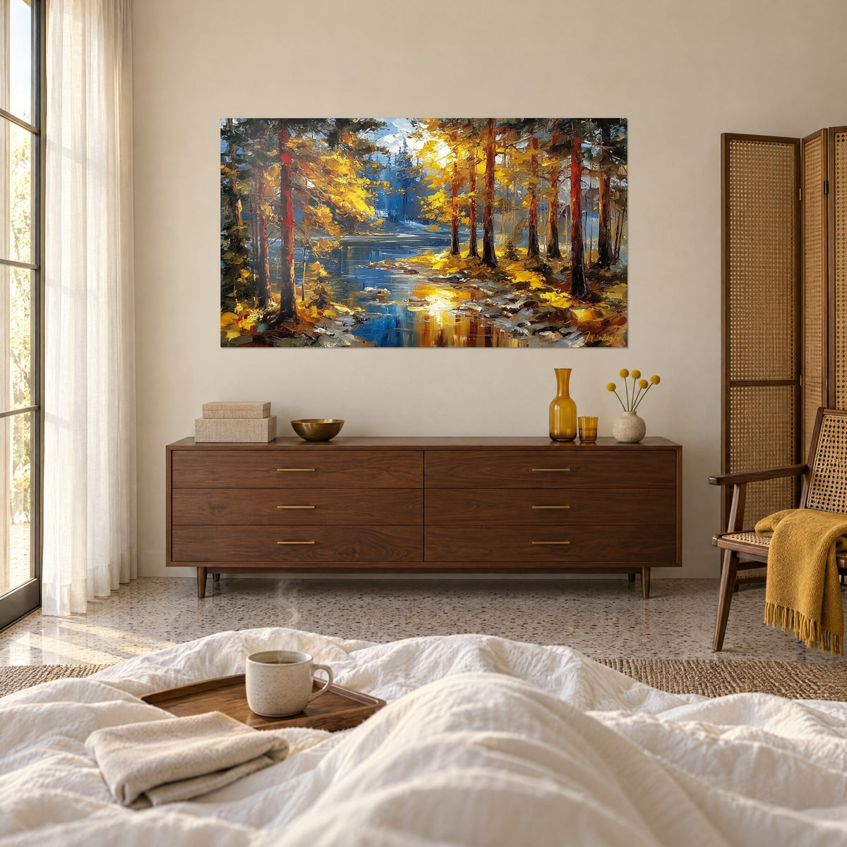 Tableau clairière automnale au miroir d'eau bleu et soleil jaune éclatant, troncs rouges, mur beige, au-dessus d'un lit dans une chambre claire