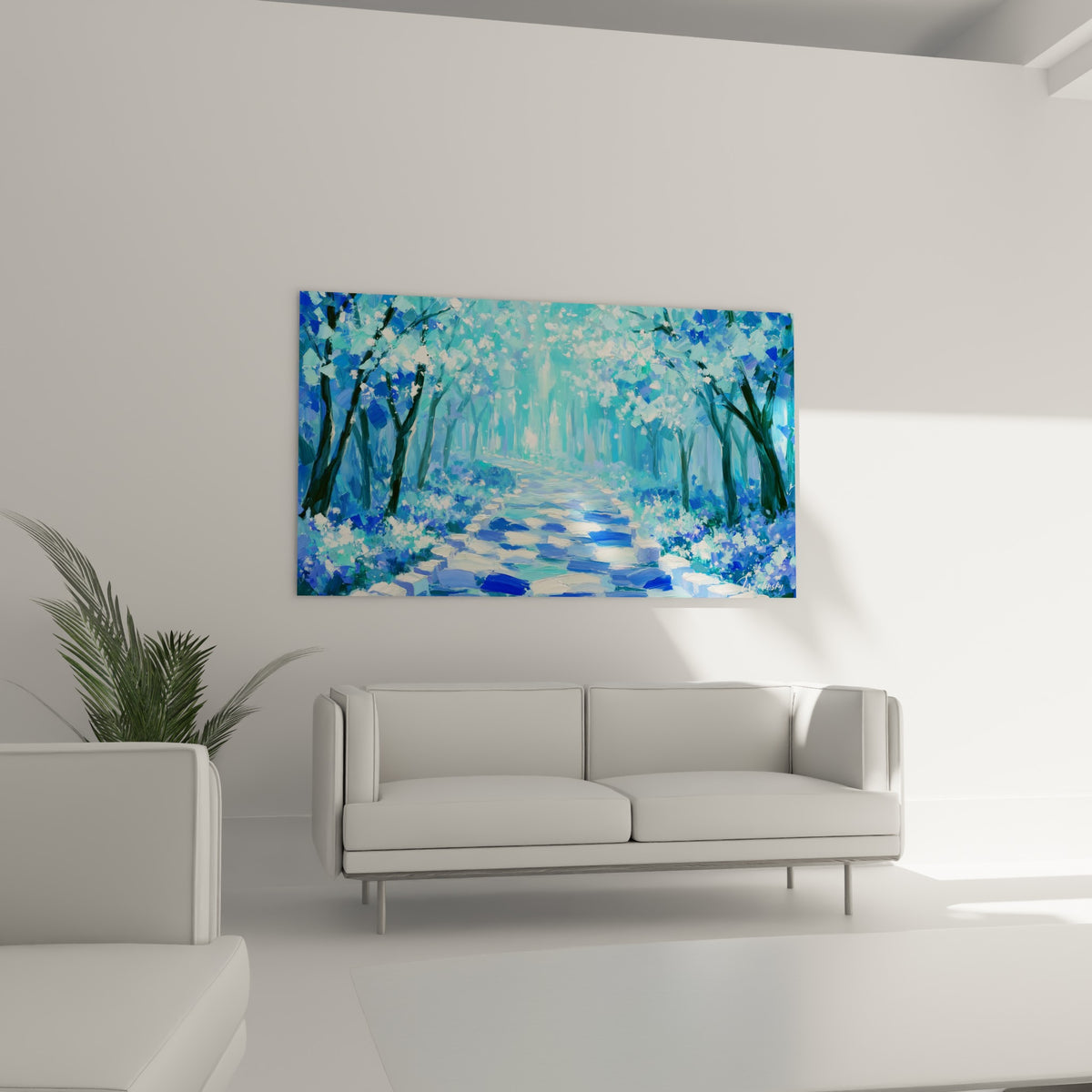 Chemin fleuri bleu marine et turquoise suspendu au-dessus d'un canapé dans un salon lumineux