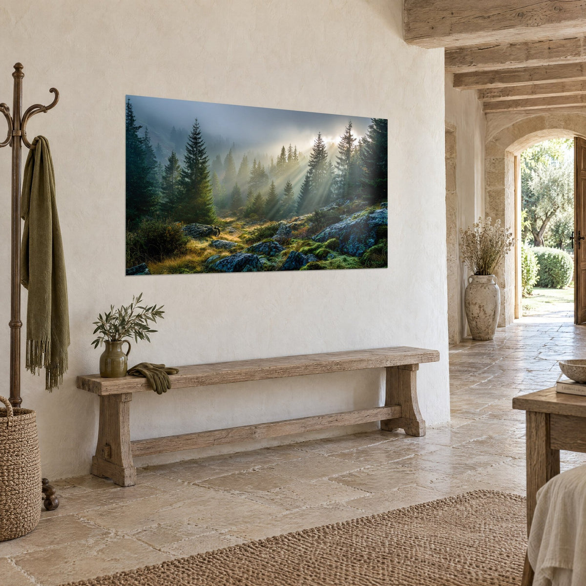 Tableau sous-bois brumeux de conifères sombres, faisceaux de lumière blonde sur rochers bleutés, mur crépi d'une maison en pierre