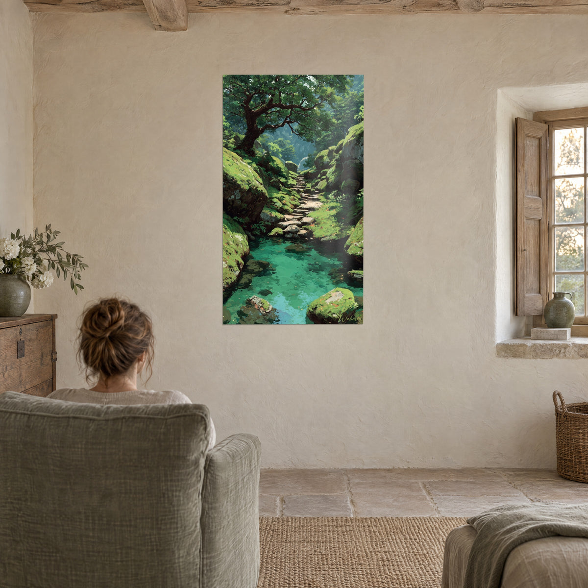 Quadro sentiero nel bosco, gradini di pietra chiara, vasca d'acqua verde e fogliame dorato, donna di spalle in una poltrona verde salvia