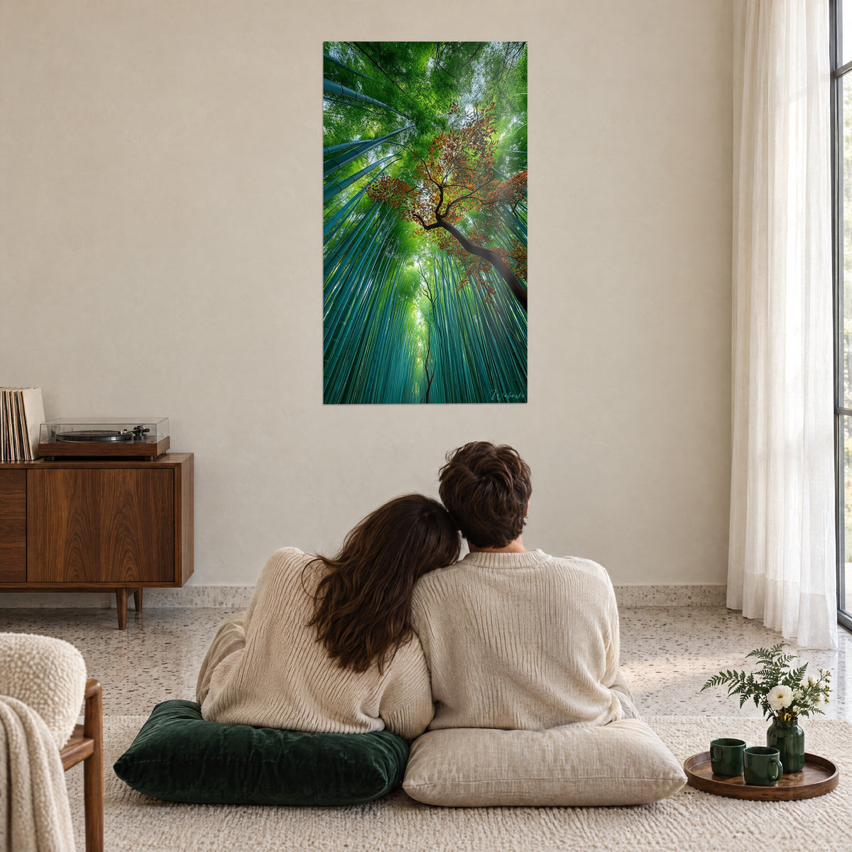 Quadro chioma d'acero arancione in un tunnel di bambù verde tenue e turchese, coppia abbracciata di spalle su cuscini a terra