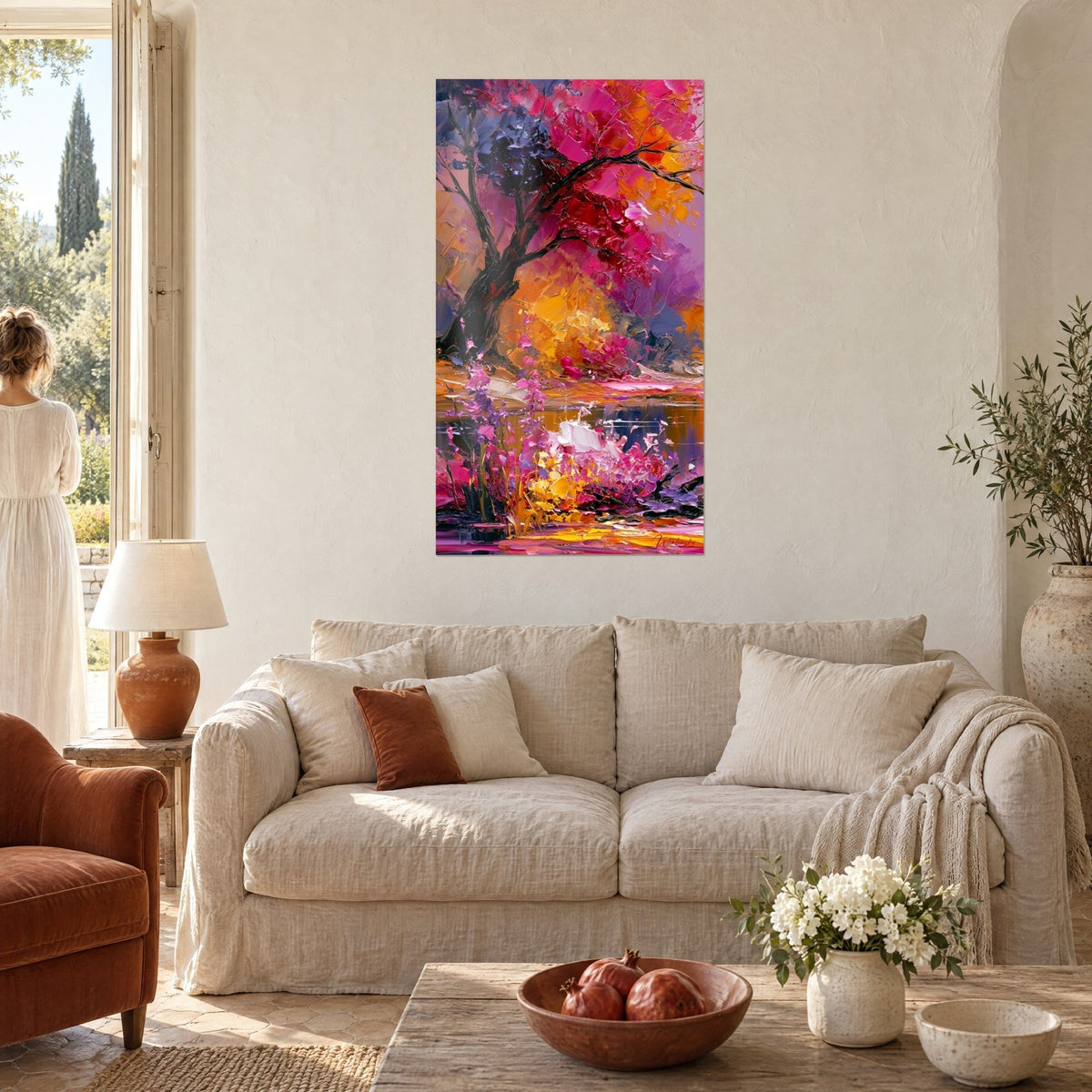 Tableau arbre penché aux feuilles roses sur un lac doré, empâtements orangés et violets, au-dessus d'un canapé dans un salon lumineux