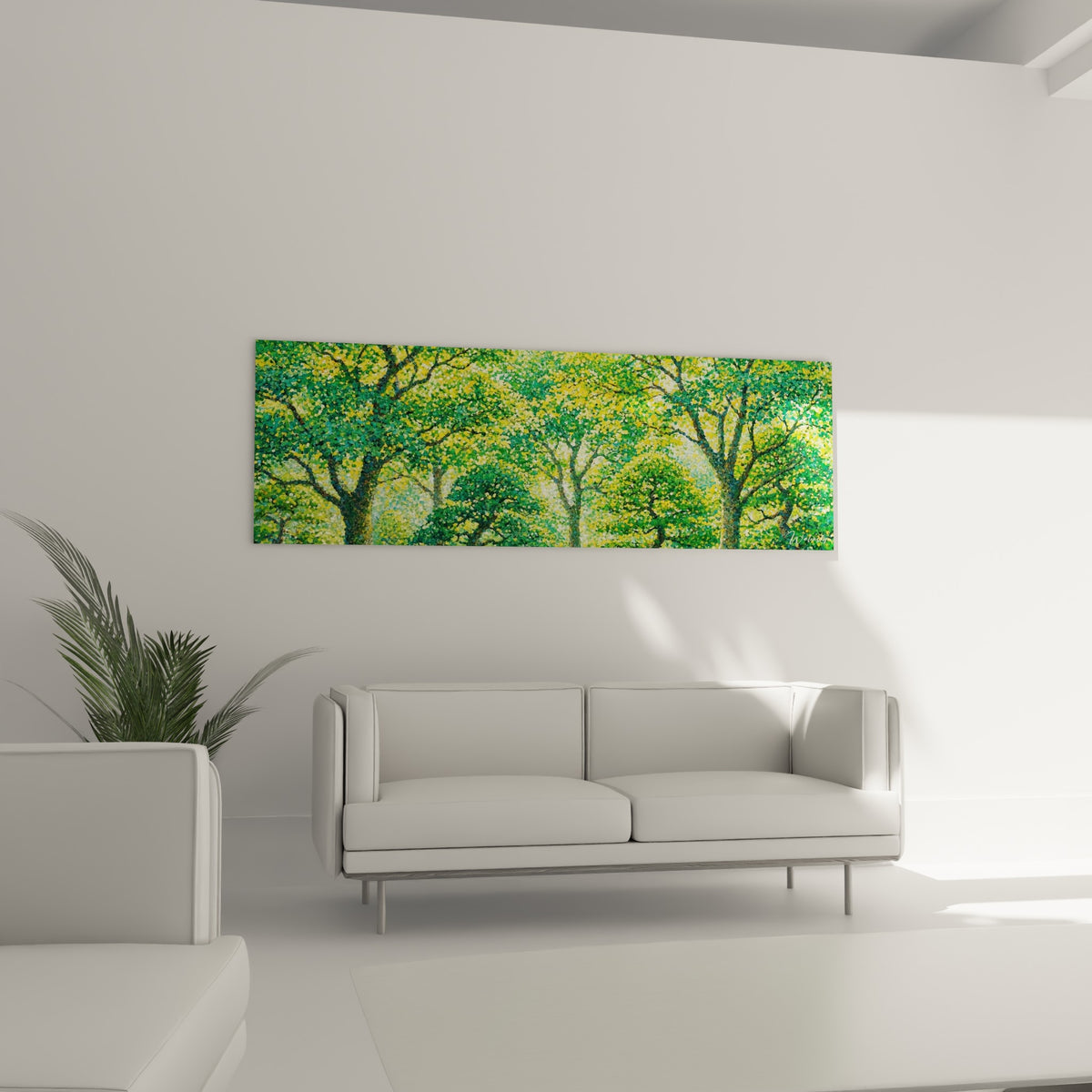Branches sombres et feuillage jaune-vert texturé, suspendus au-dessus d'un canapé dans un salon lumineux