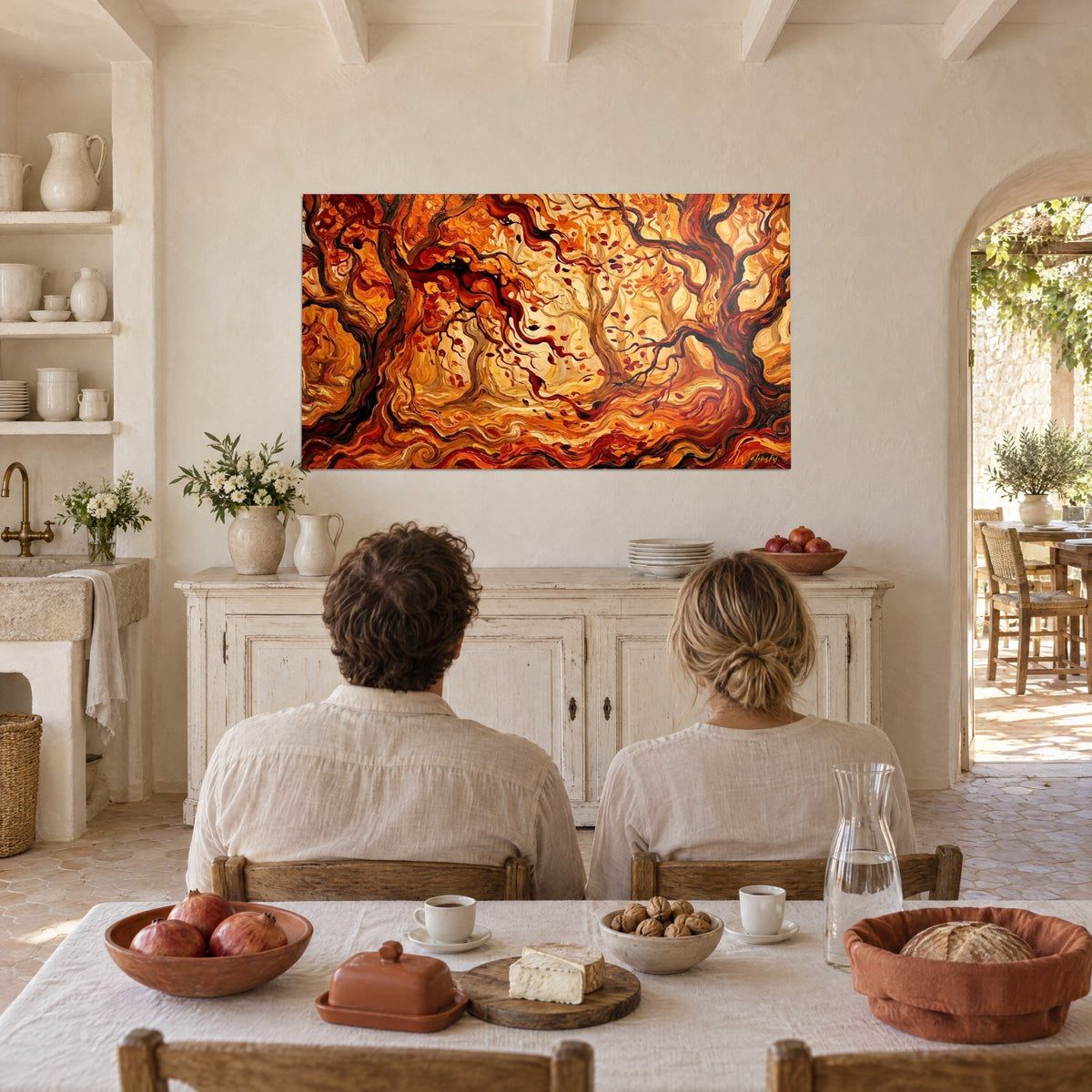 Tableau sous-bois tourmenté aux feuilles carmin et jaune miel, troncs enroulés, face à un couple attablé dans un mas provençal